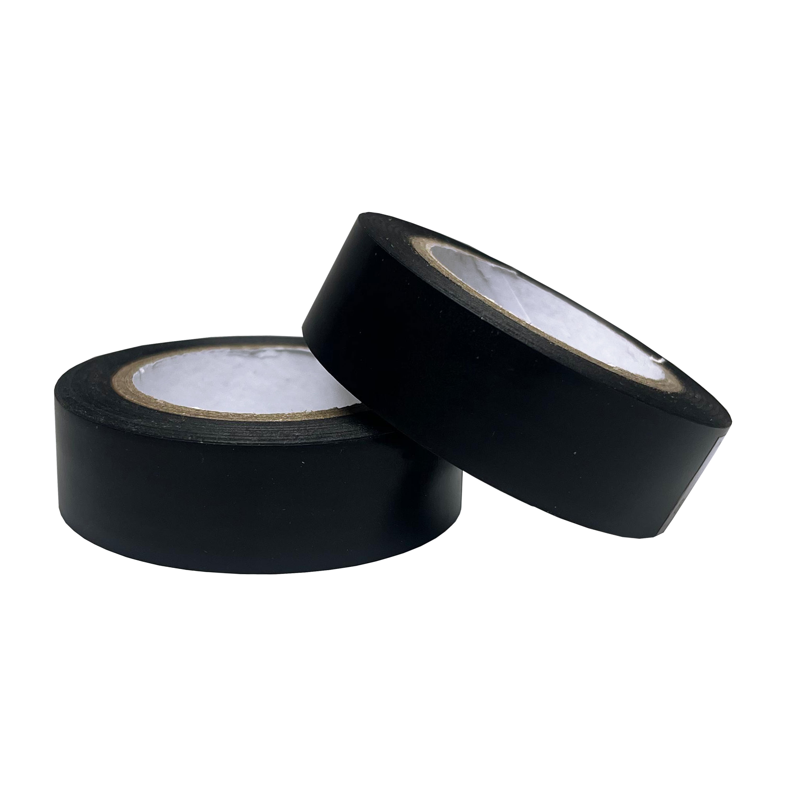Twee zwarte rolletjes isolatietape op een witte ondergrond. Eén leunt tegen de ander.