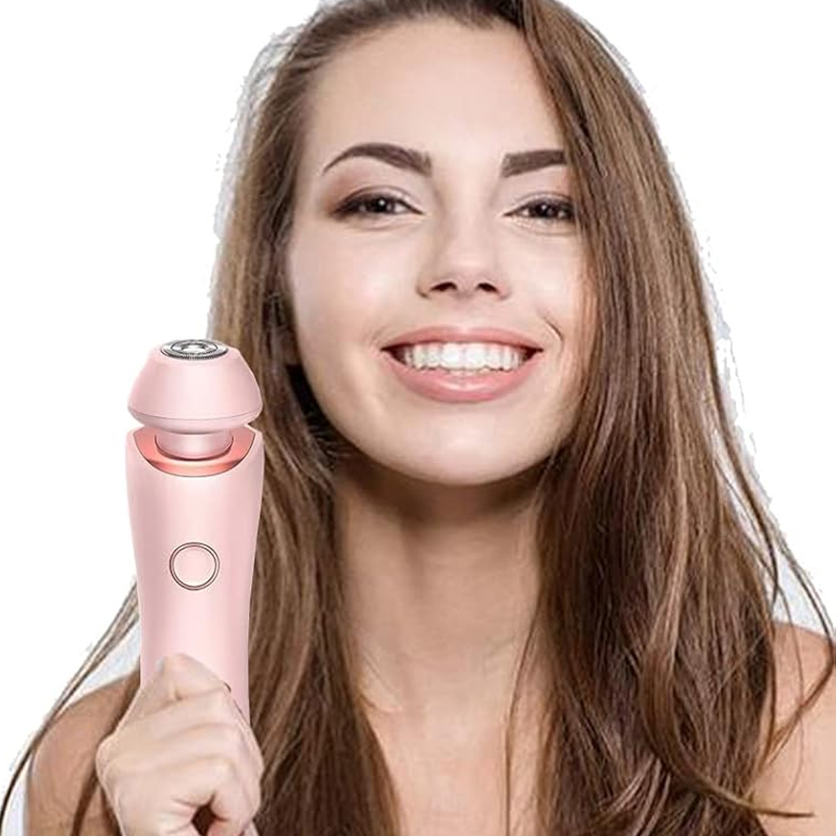 Eine lächelnde Frau hält ein rosa Gesichtspflegegerät. Sie hat braune Haare. Das Gerät hat einen runden Knopf.