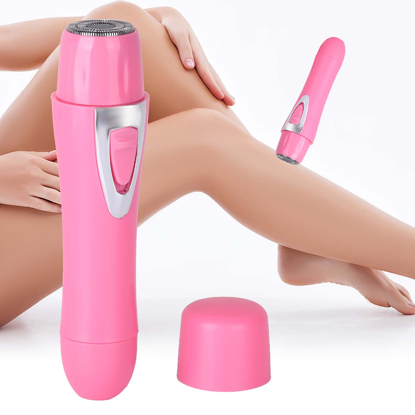 Ein rosa Epilierer, eine abnehmbare Kappe und eine kleinere Version, in der Nähe von Beinen. Das Gerät dient zur Haarentfernung.