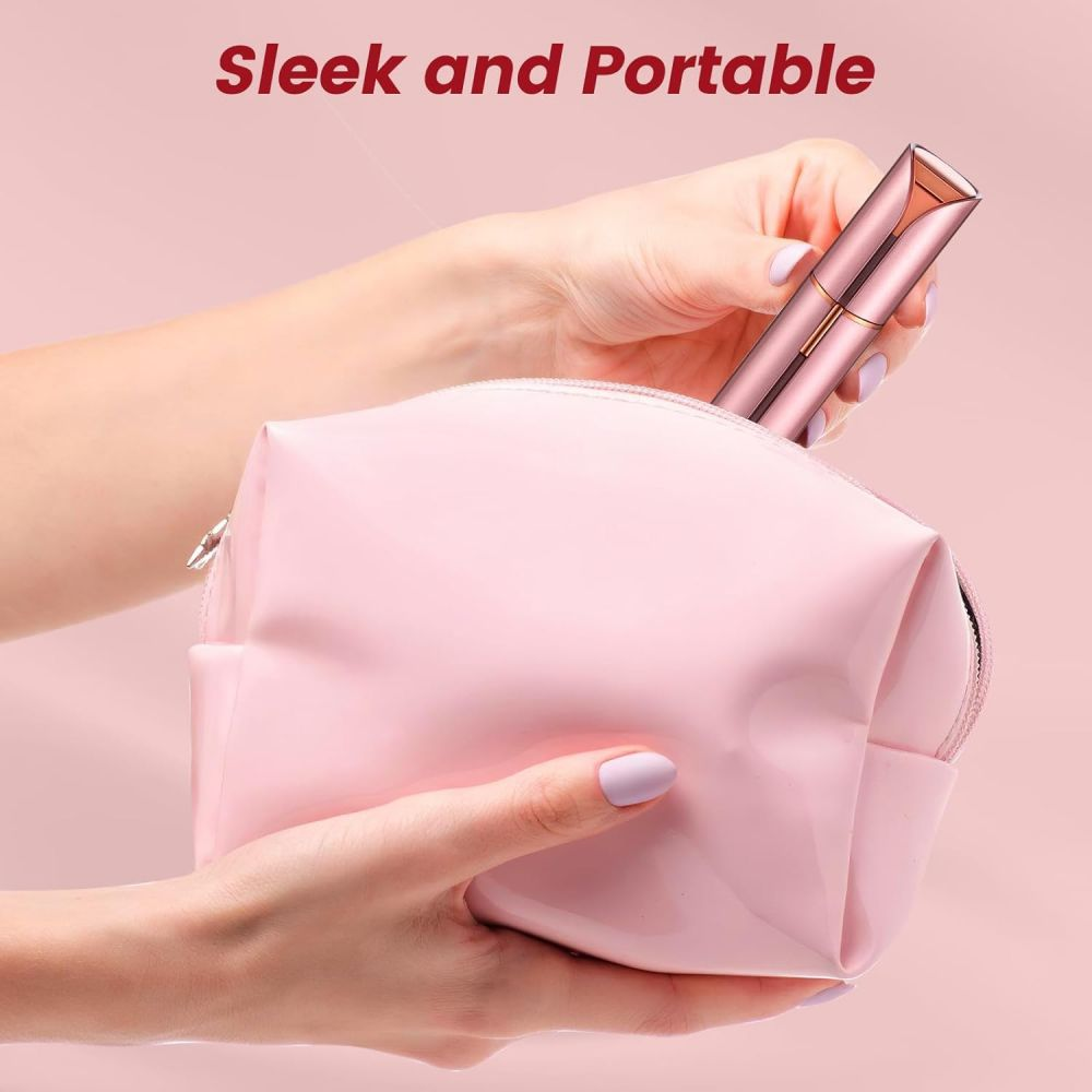 Eine Hand hält ein rosa Schönheitswerkzeug und zieht es aus einer passenden rosa Tasche. Der Hintergrund ist ein rosa Farbverlauf. Text: 'Sleek and Portable'.