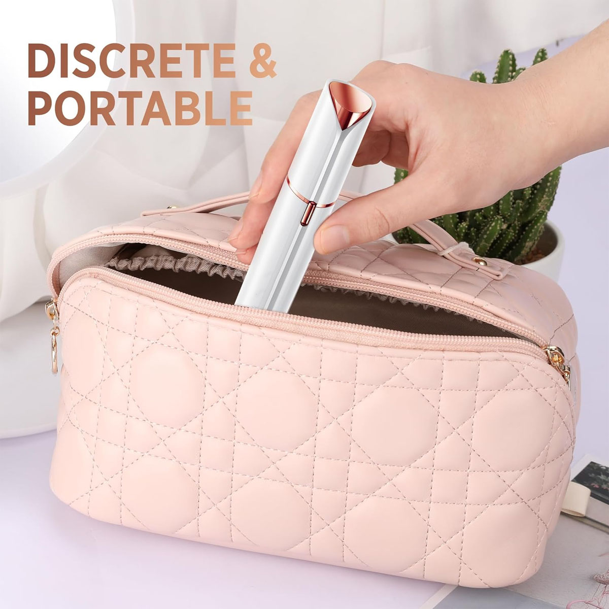 Eine Hand legt einen weißen und roségoldenen Epilierer in eine rosa gesteppte Kosmetiktasche. Text oben lautet 'DISCRETE & PORTABLE'.