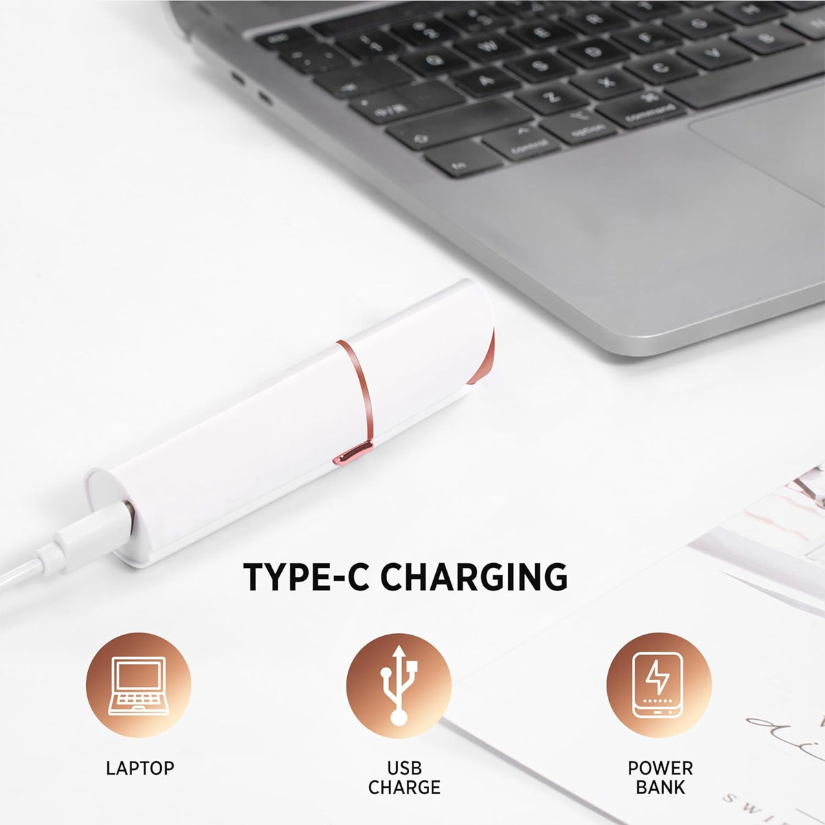 Ein weißes Ladegerät, das mit einem Laptop verbunden ist. Symbole für USB-Ladung, Powerbank und Laptop werden angezeigt. Der Text lautet TYPE-C CHARGING.