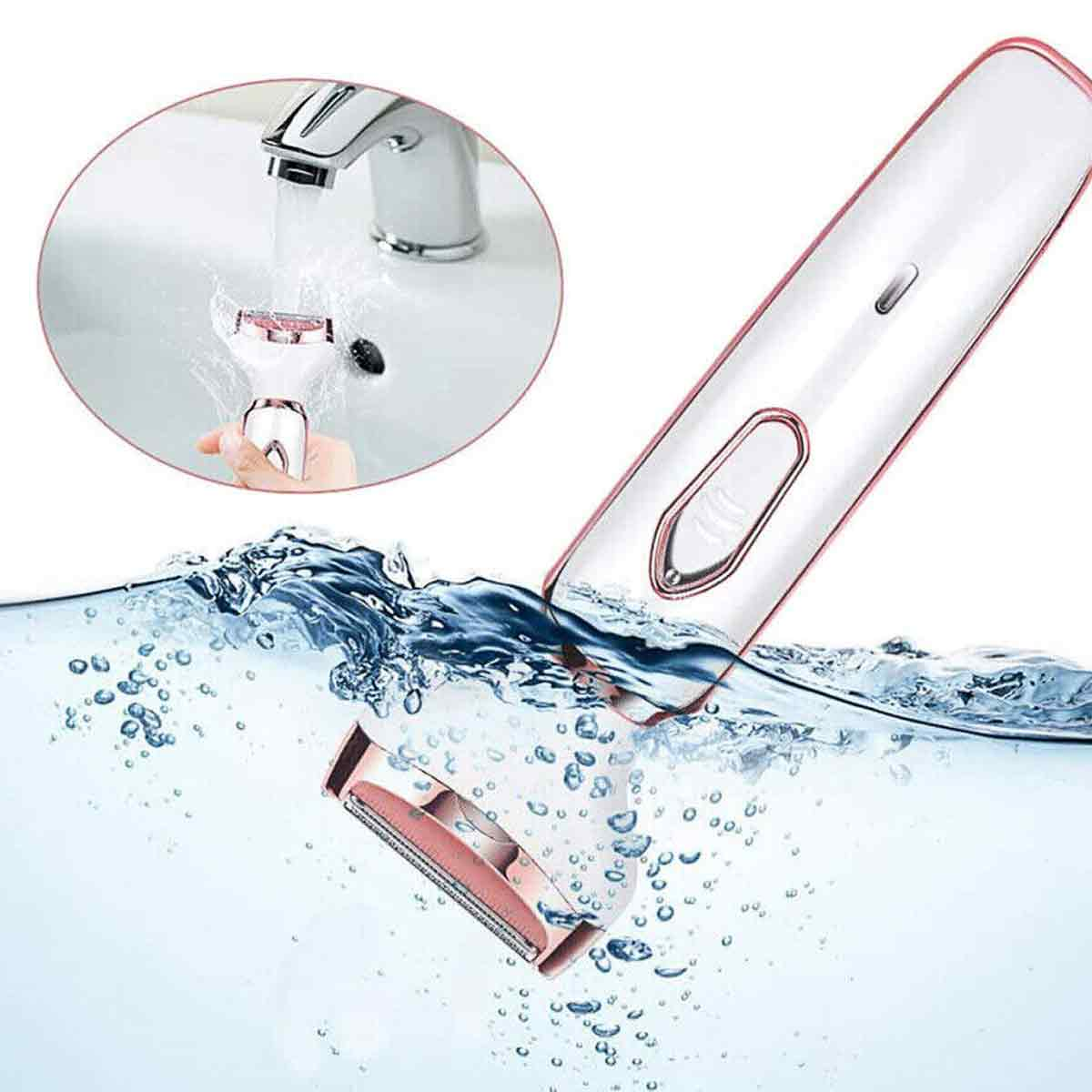 Ein elektrischer Rasierer wird im Wasser gezeigt. Eine Hand hält den Rasierer unter einem Wasserhahn. Der Rasierer ist rosa und weiß.