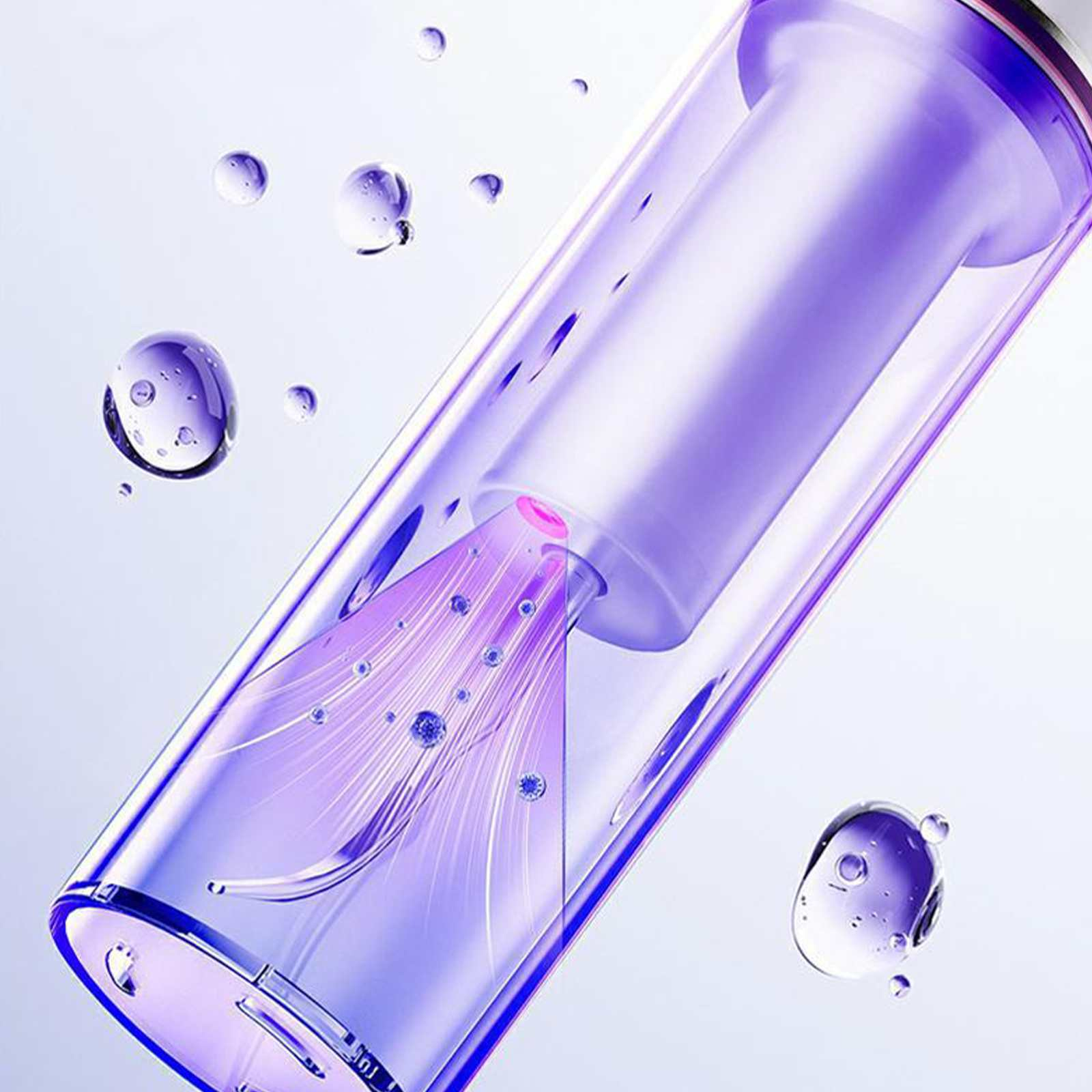 Ein klares, lila Gerät sendet Lichtstrahlen aus. Wassertropfen schweben darum herum und erzeugen eine futuristische Ästhetik.