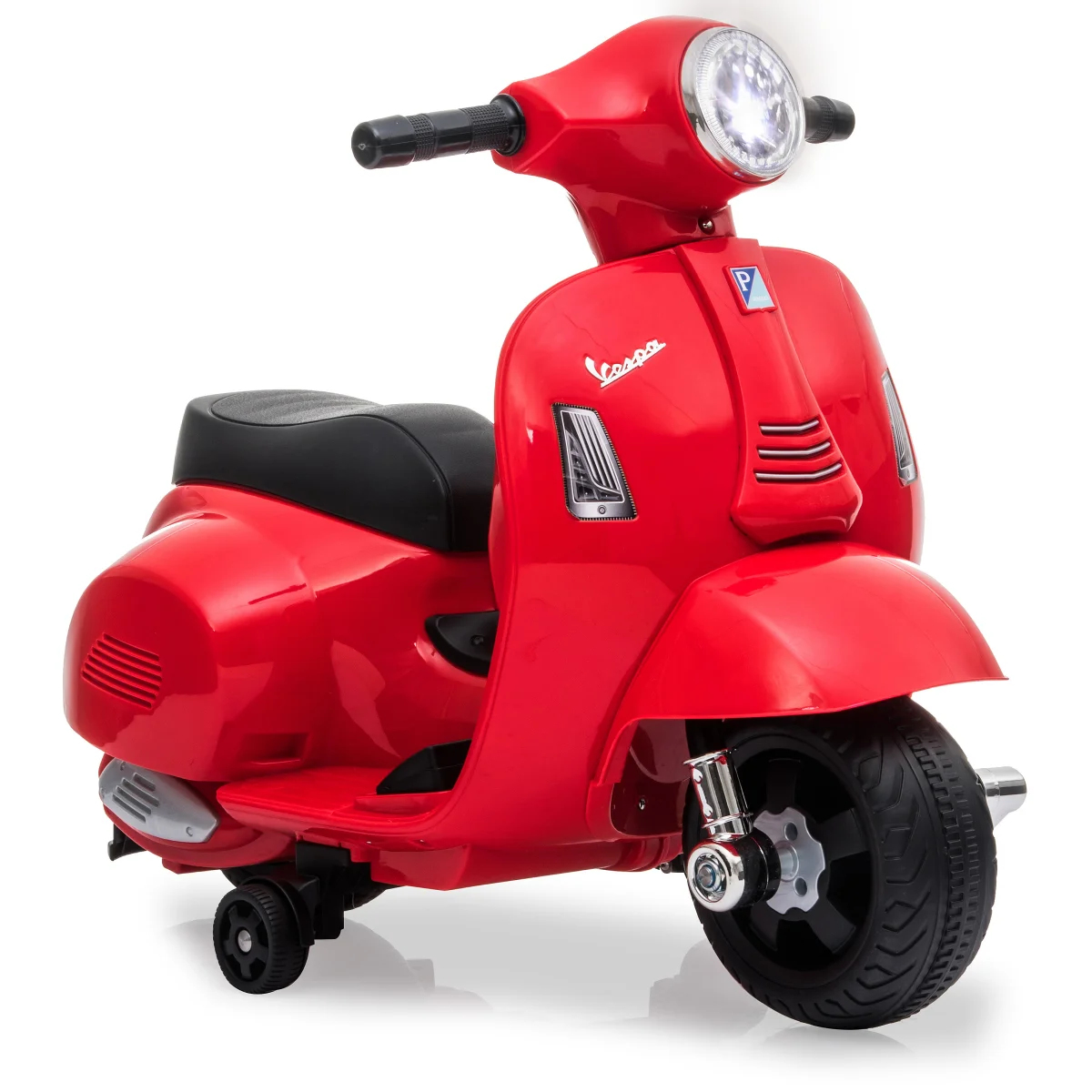 Ein roter Vespa-Spielzeugroller ist vor weißem Hintergrund isoliert. Er hat einen schwarzen Sitz und Räder. Der Scheinwerfer ist an.