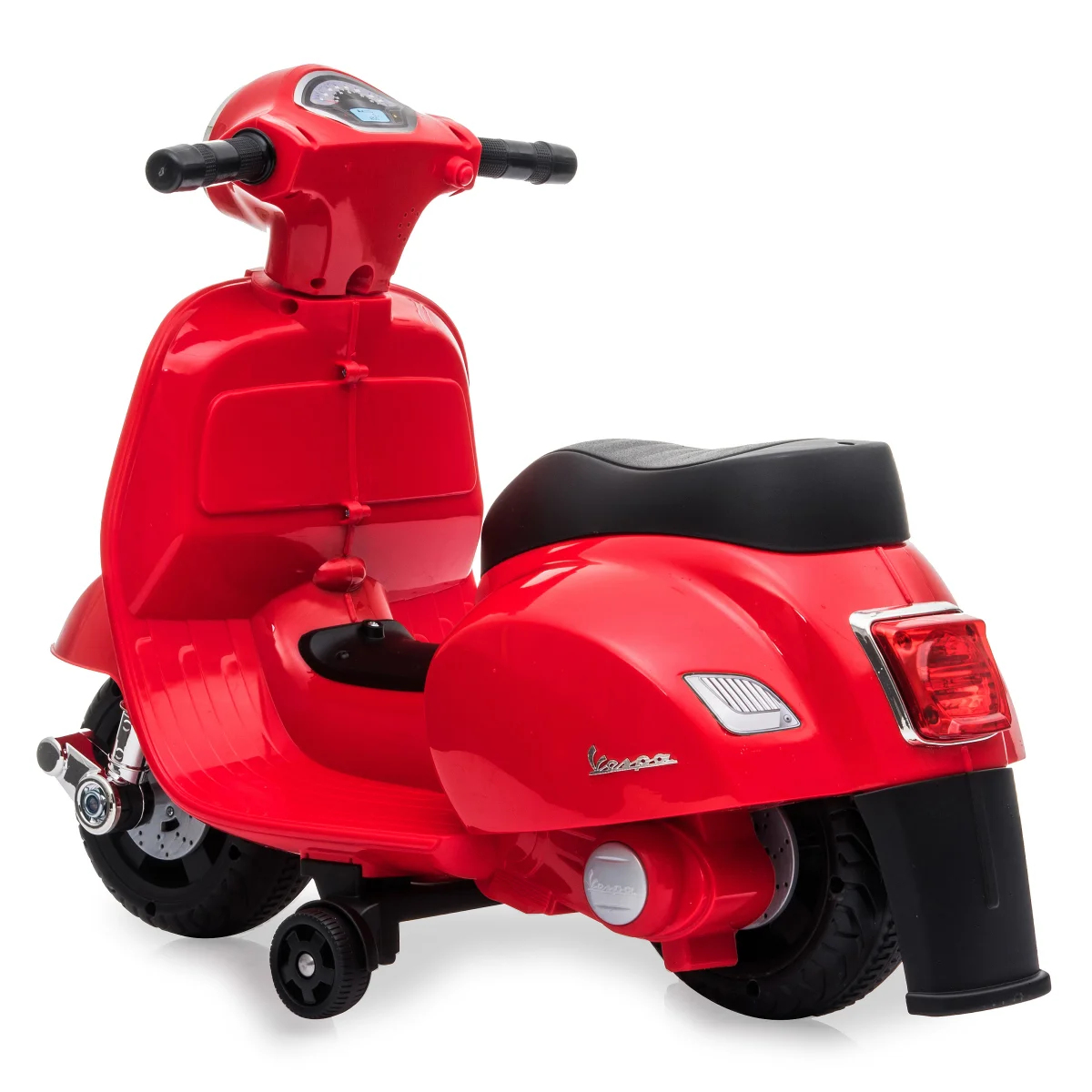Ein roter Vespa-Roller, Spielzeug, mit schwarzem Sitz und Reifen, vor weißem Hintergrund.