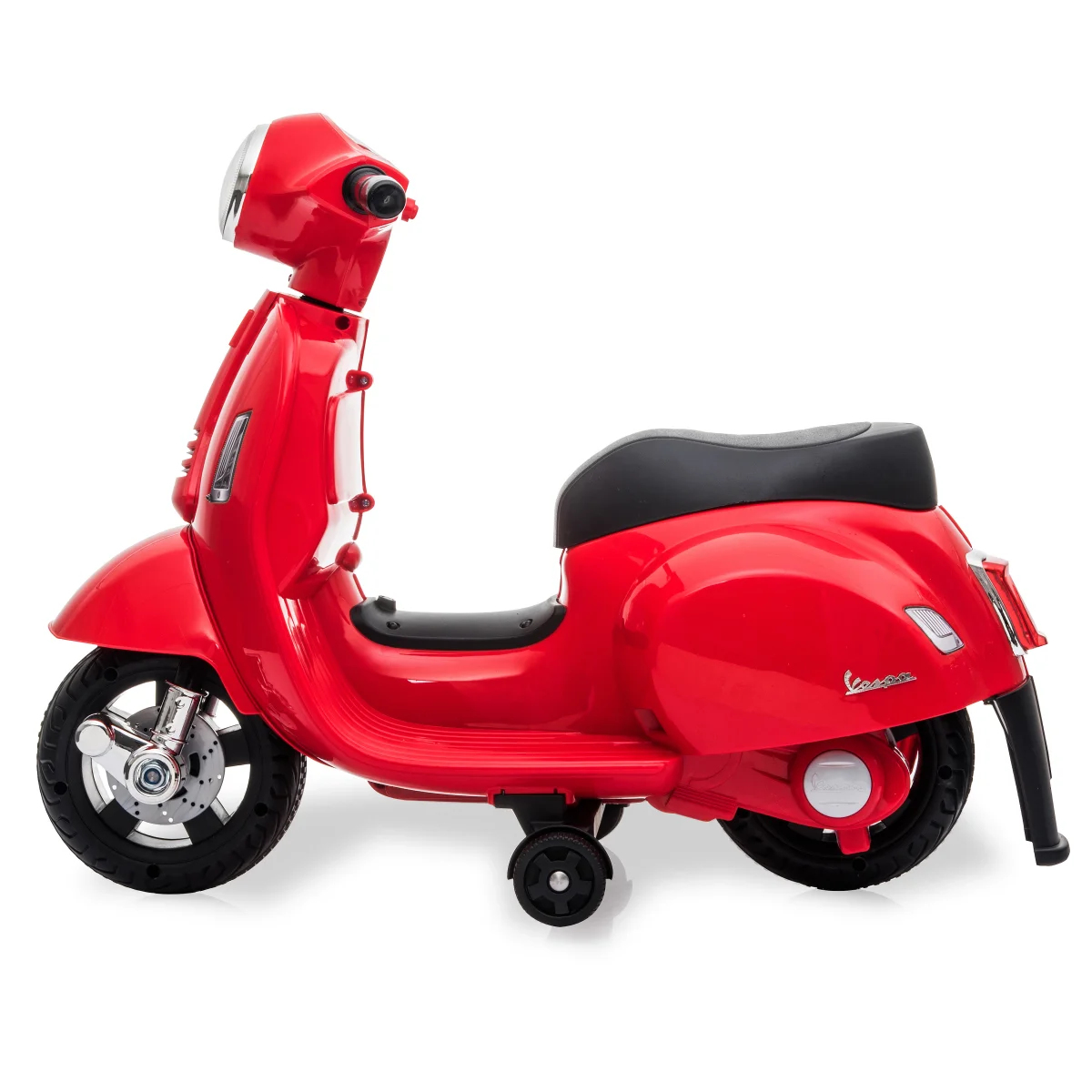 Ein rotes Vespa-Roller-Spielzeug steht auf weißem Hintergrund. Es hat einen schwarzen Sitz und Reifen. Der Roller ist nach links gerichtet.