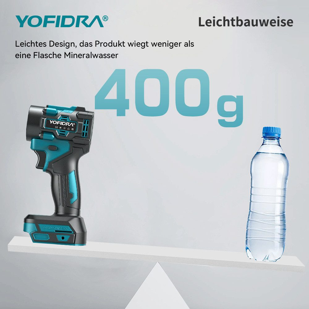 Eine elektrische Bohrmaschine und eine Wasserflasche auf einer Waage. Die Bohrmaschine ist teal und schwarz. Die Flasche ist klar mit blauem Deckel.