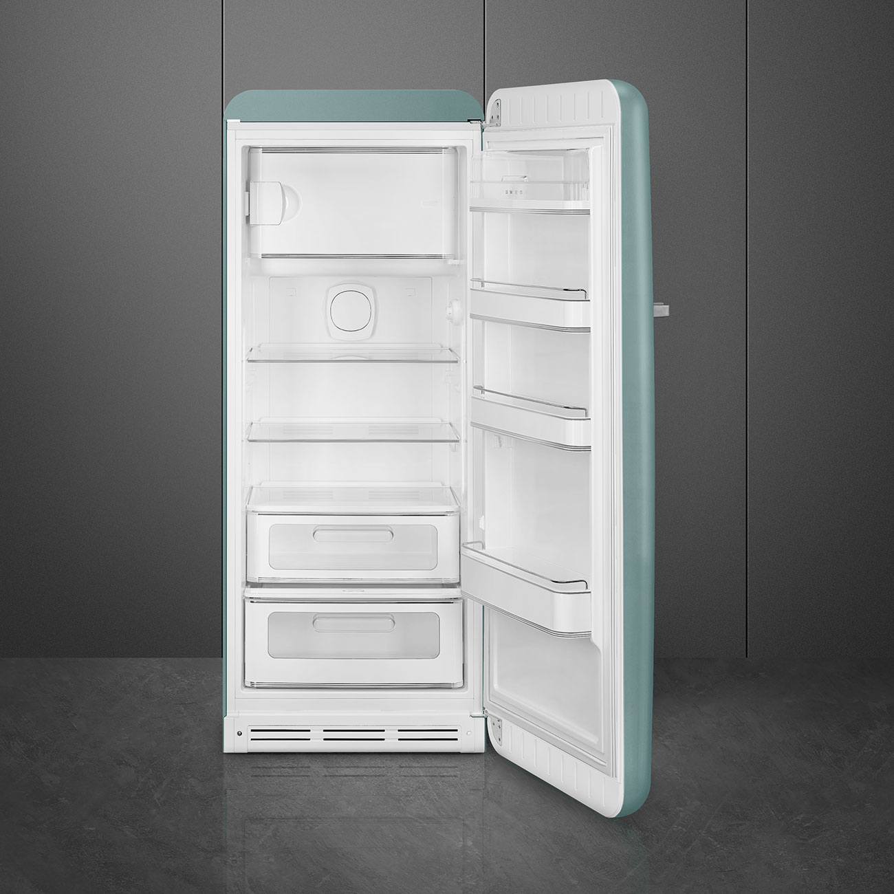 Offener türkisfarbener Retro-Kühlschrank. Weißer Innenraum mit Regalen, Schubladen. Grauer Hintergrund. Die Tür ist offen.