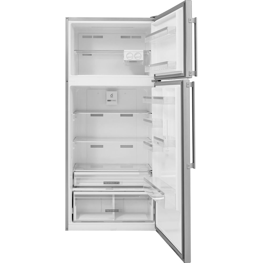 Un frigorifero bianco è aperto, rivelando ripiani, cassetti e scomparti. La porta superiore è aperta e quella inferiore socchiusa.