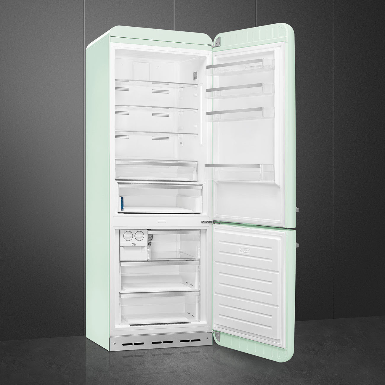 Un refrigerador retro verde menta, con puertas abiertas, mostrando estantes y compartimentos. El fondo es una pared gris oscuro.