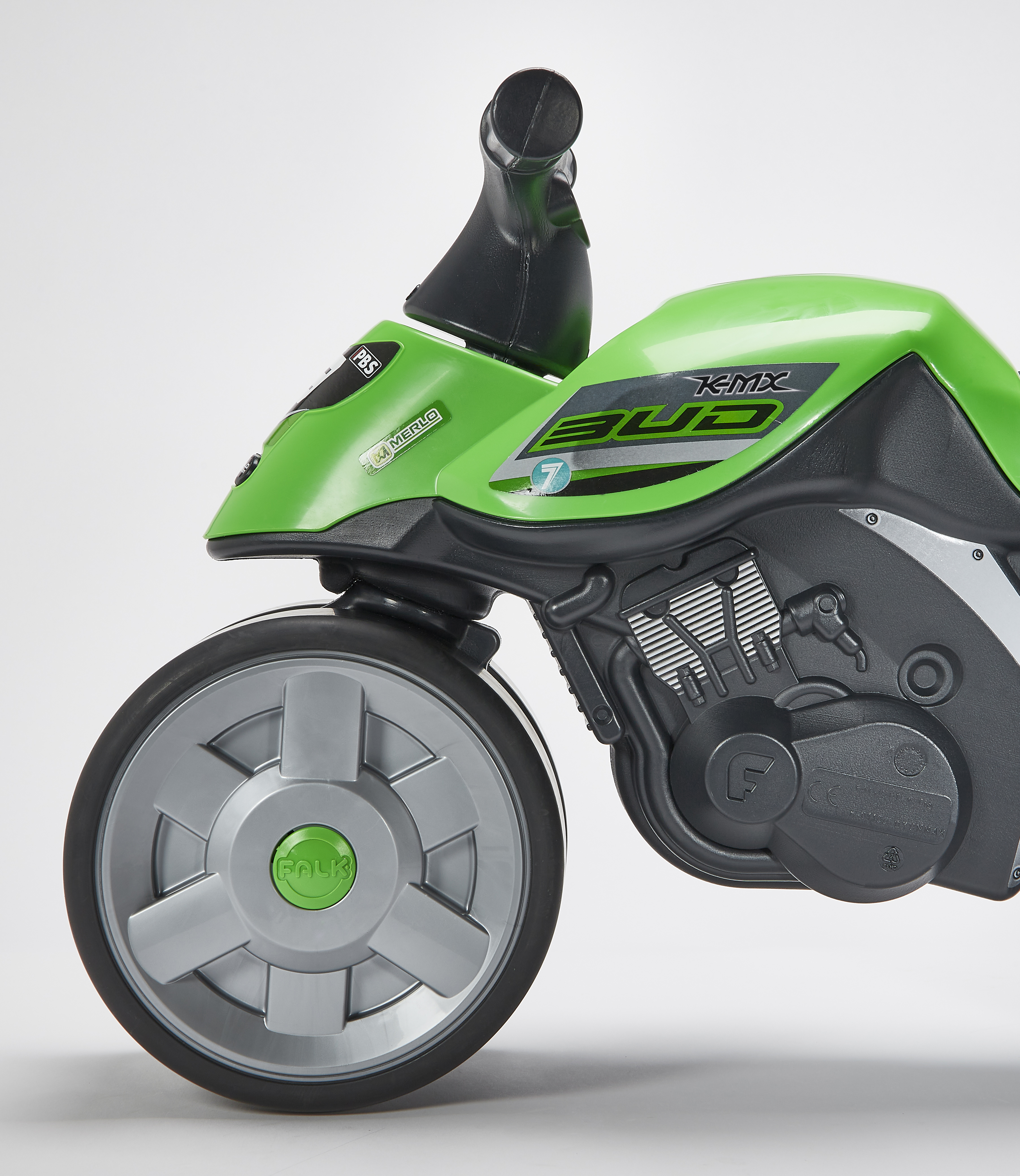 Una moto giocattolo verde e nera. La ruota anteriore è argentata, il sedile è verde e nero.