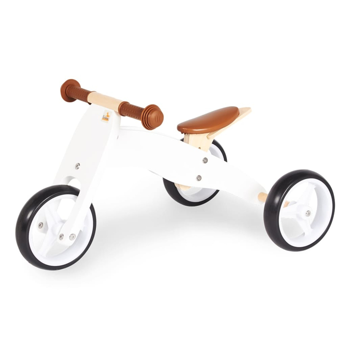 Una bici senza pedali in legno bianco con manubrio e sedile marroni e pneumatici neri. Ha tre ruote e si trova su sfondo bianco.
