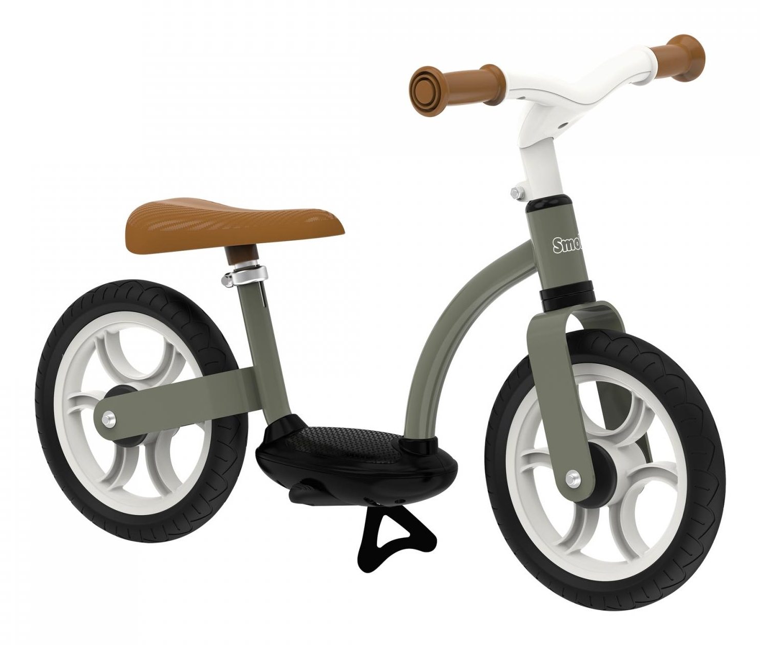 Una bici senza pedali con sella e manubrio marroni, telaio grigio e ruote bianche. Pneumatici neri. È su sfondo bianco.