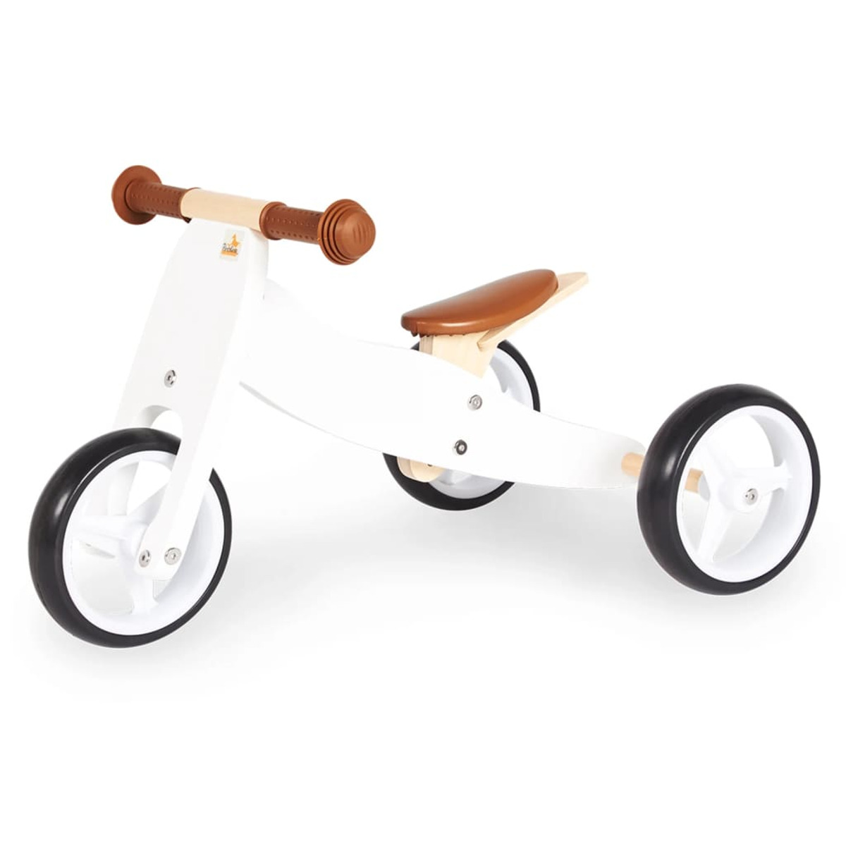 Una bici senza pedali in legno bianco con manubrio e sedile marroni. Ha tre ruote con pneumatici neri e raggi bianchi, su sfondo bianco.