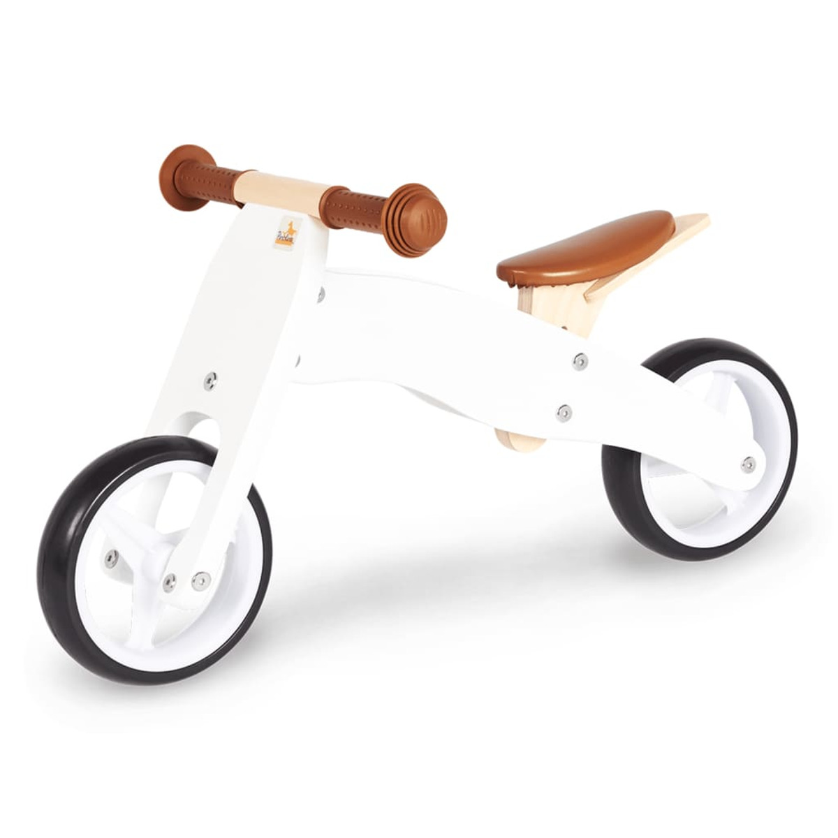 Bicicletta senza pedali in legno bianco con manubrio e sella marroni. Pneumatici neri e ruote bianche. Isolato su sfondo bianco.