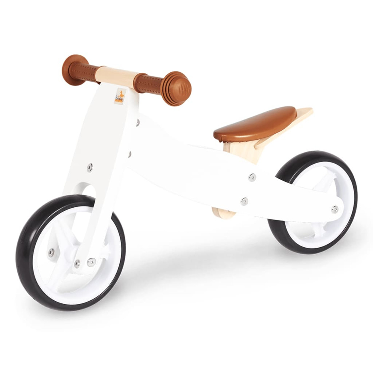 Una bici senza pedali in legno bianco con manubrio e sella marroni. Ha pneumatici neri e sfondo bianco.