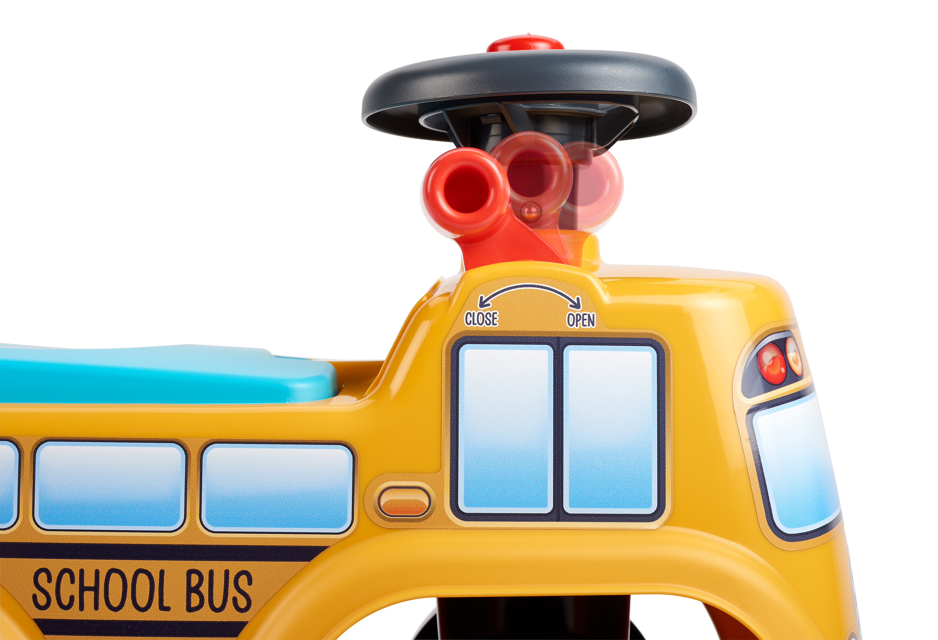 Ein gelber Spielzeugschulbus mit roten Akzenten. Hat ein schwarzes Dach und einen roten Knopf. Klare Fenster und die Worte 'SCHOOL BUS'.