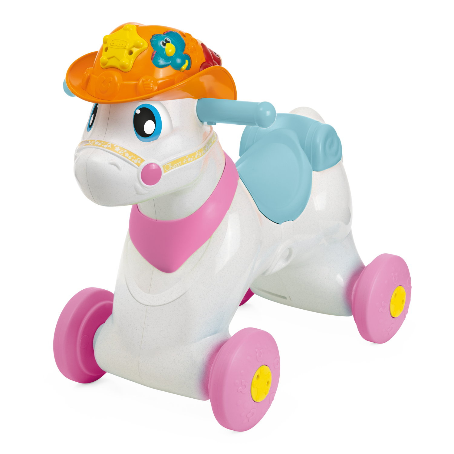 Un cavallo giocattolo bianco con accenti rosa e blu, un cappello arancione e ruote rosa. Ha occhi blu e un fazzoletto rosa.