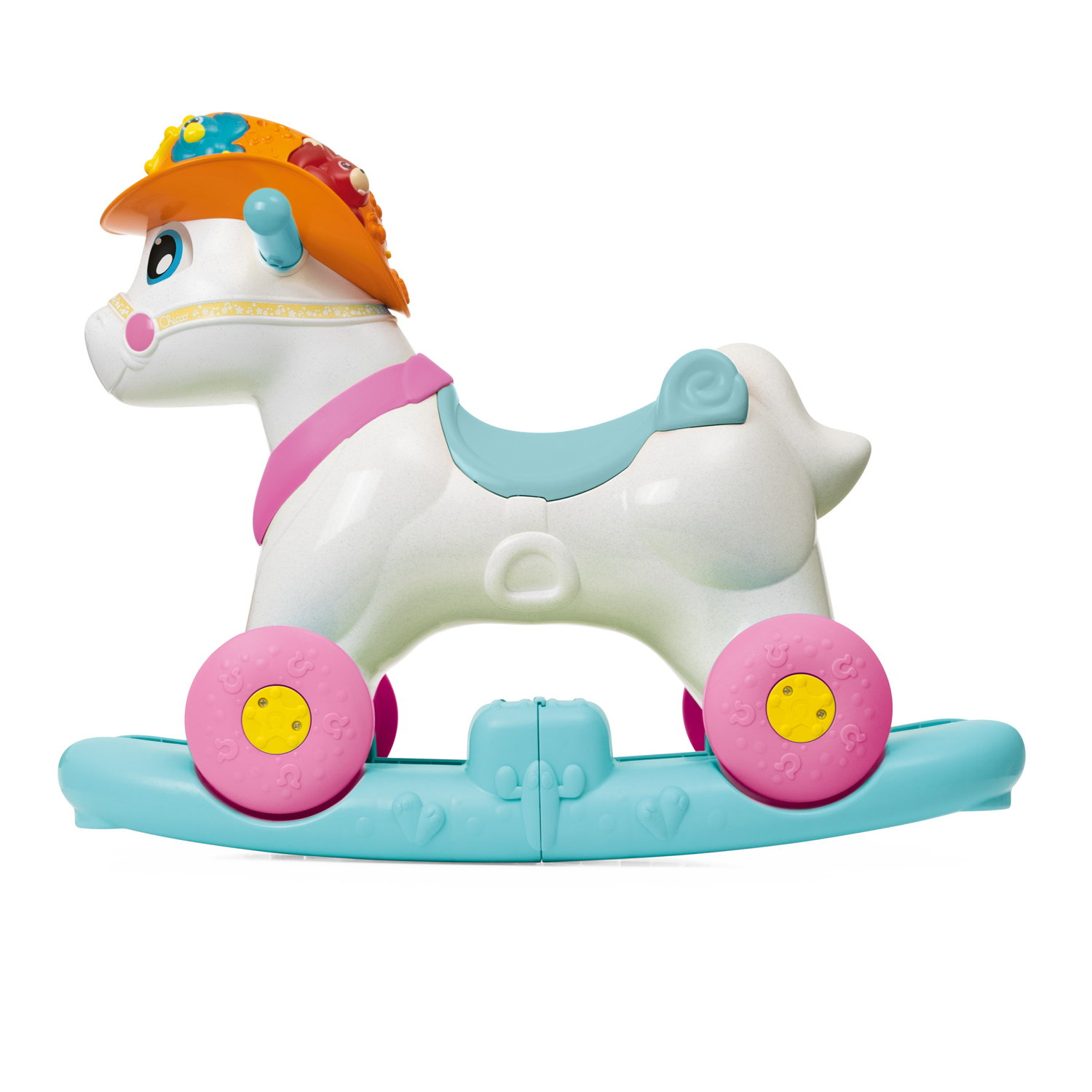 Un cavallo a dondolo bianco con cappello arancione, ruote rosa e sedile blu su sfondo bianco.