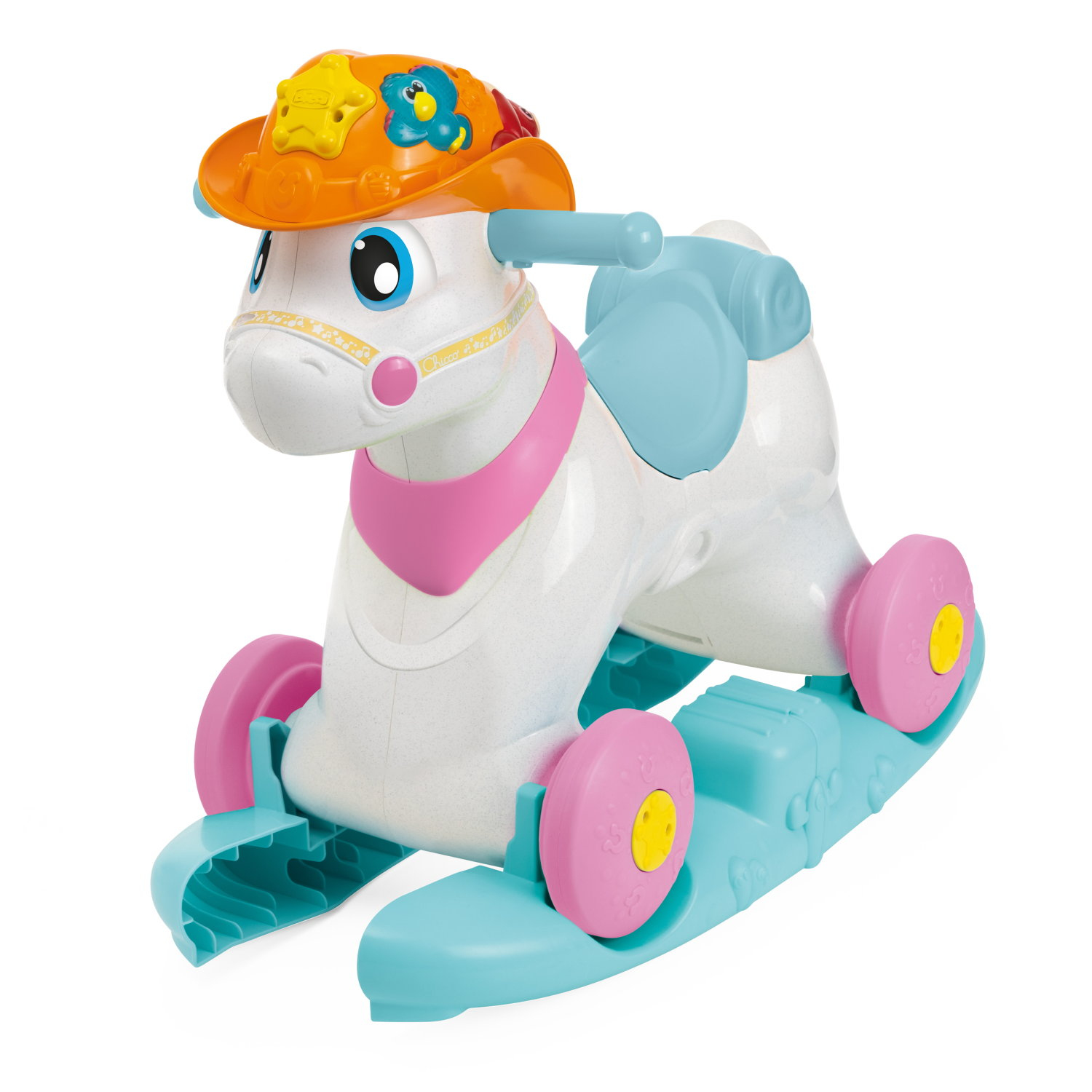Un cavallo giocattolo bianco con un cappello da cowboy. Ha dettagli rosa e blu, con ruote. Il cavallo è isolato su sfondo bianco.
