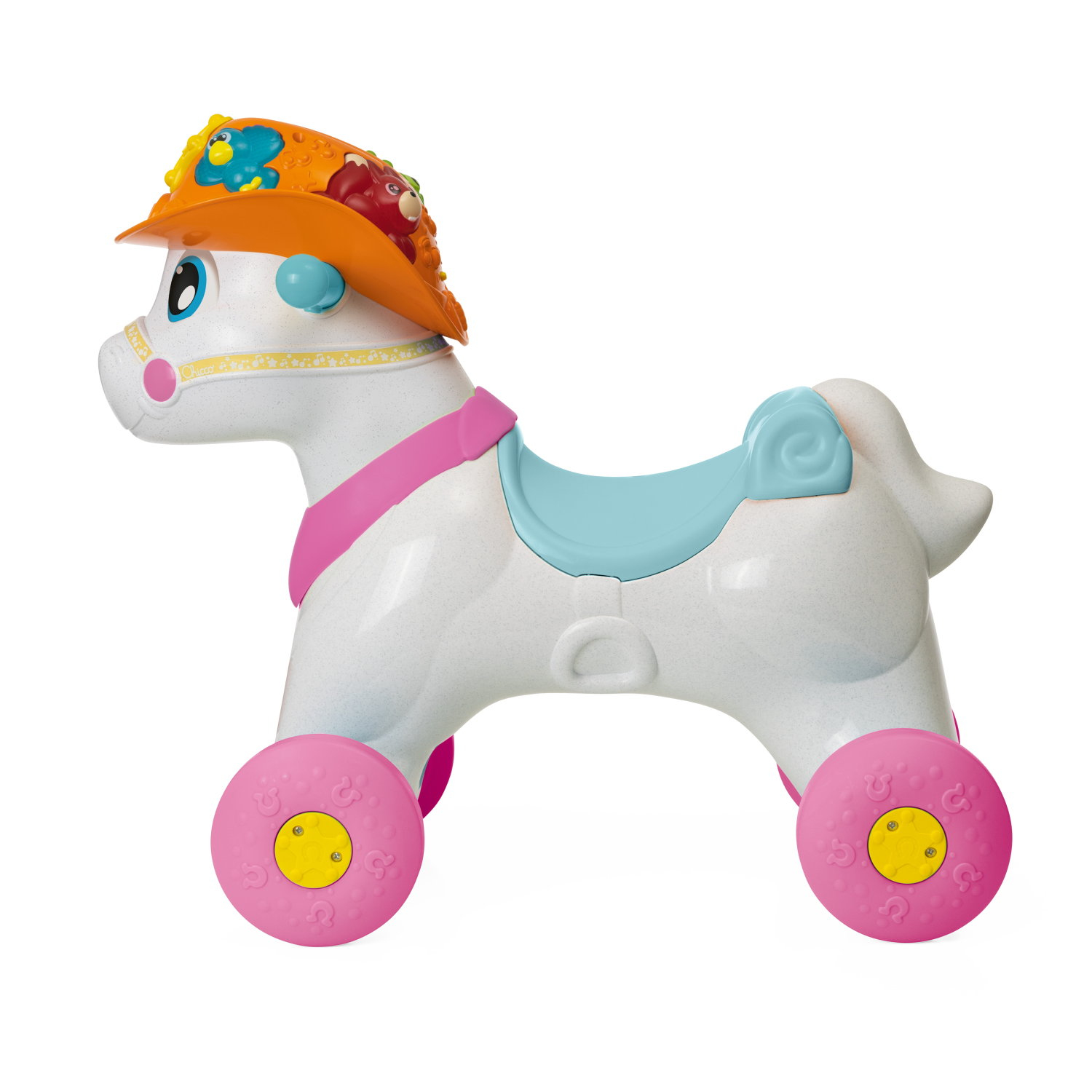 Un cavallo giocattolo bianco con colletto rosa, sella blu e ruote rosa. Indossa un cappello arancione con decorazioni di animali dei cartoni animati.