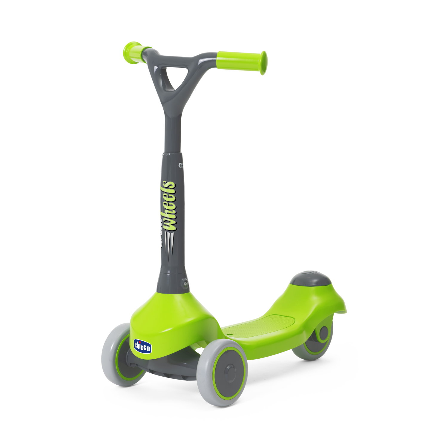 Un monopattino a tre ruote verde e grigio. Ha un manubrio, un poggiapiedi e il marchio 'chicco'. Lo sfondo è bianco.