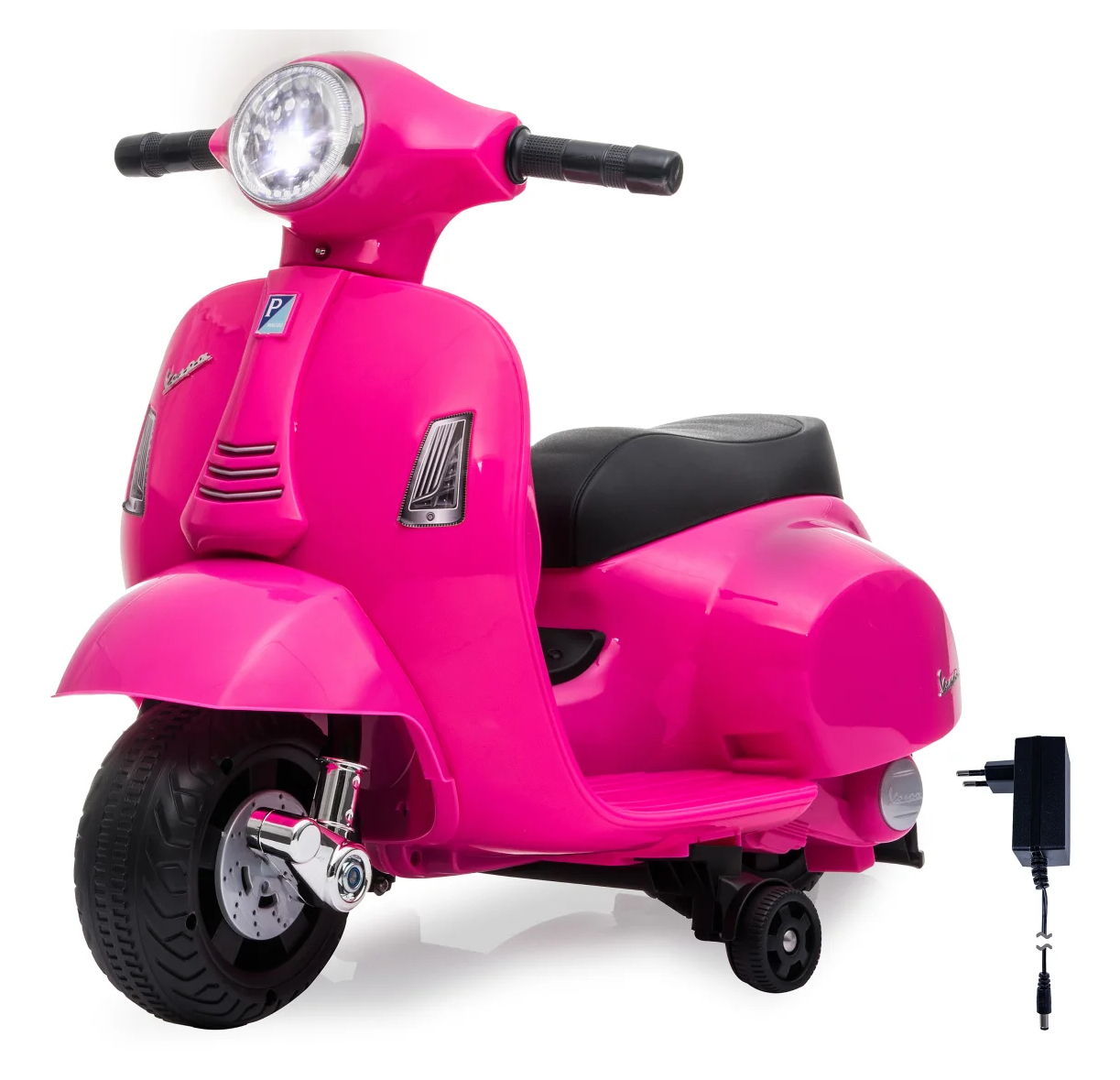 Ein pinkfarbener Elektroroller im Vespa-Stil für Kinder mit schwarzem Sitz, schwarzen Reifen und einem eingesteckten Ladegerät.
