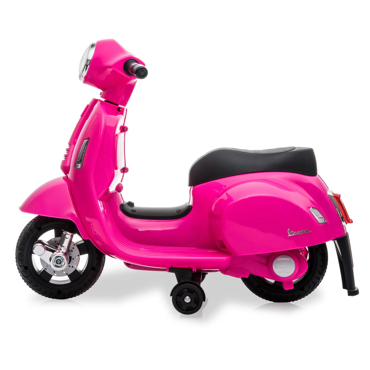 Ein rosafarbener Vespa-Roller für Kinder mit schwarzem Sitz und Rädern, isoliert auf weißem Hintergrund.