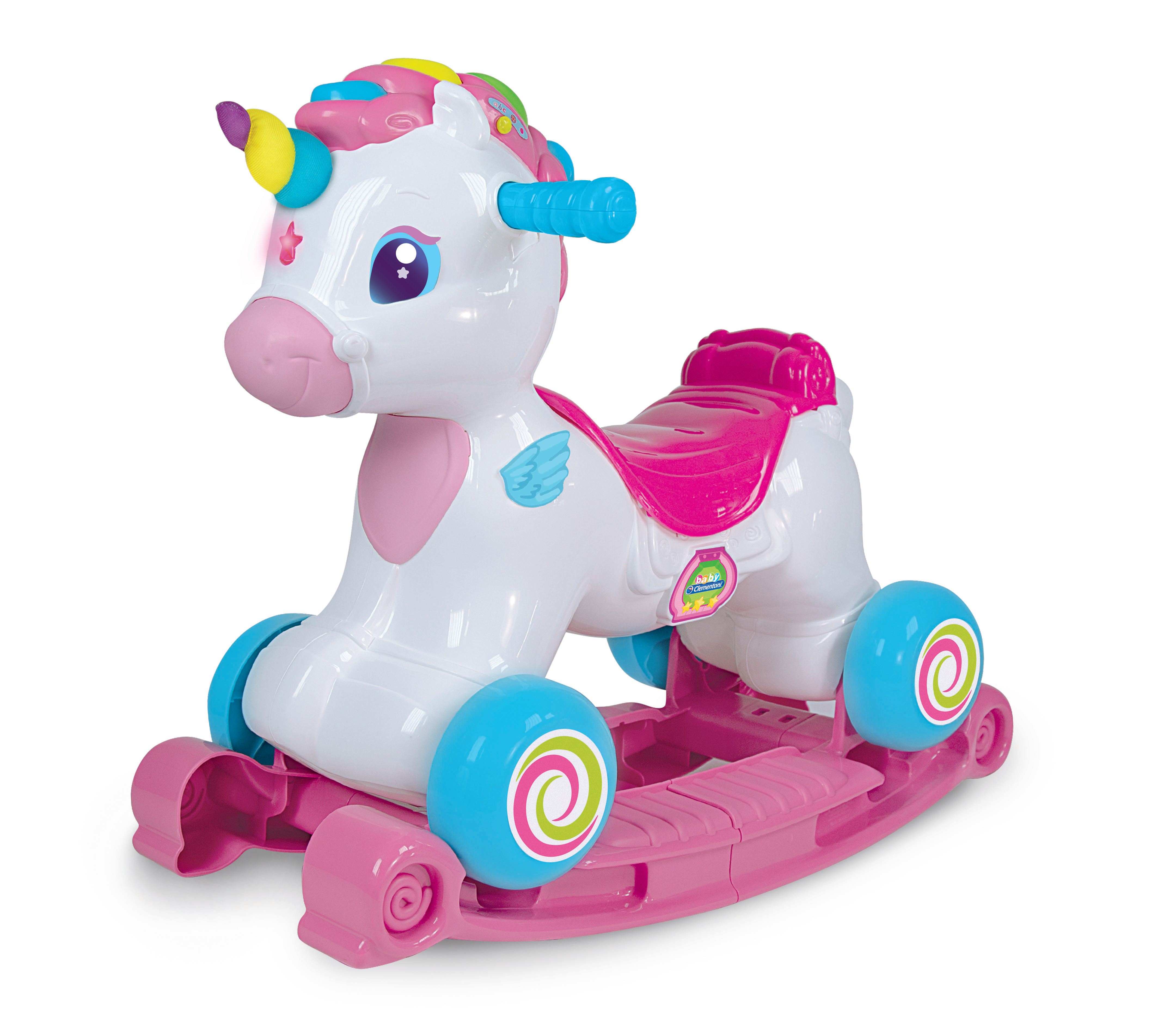Un giocattolo a dondolo a forma di unicorno bianco e rosa con ruote blu. Ha una sella rosa e un corno multicolore.
