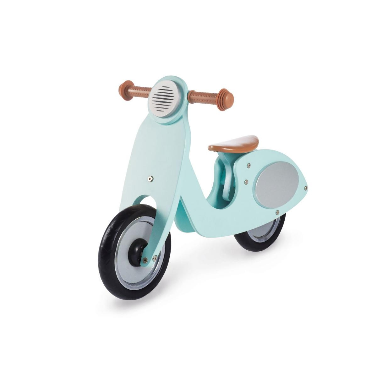 Uno scooter giocattolo in legno azzurro con manubrio e sedile marroni. Le ruote sono nere con centri argentati. Isolato su sfondo bianco.