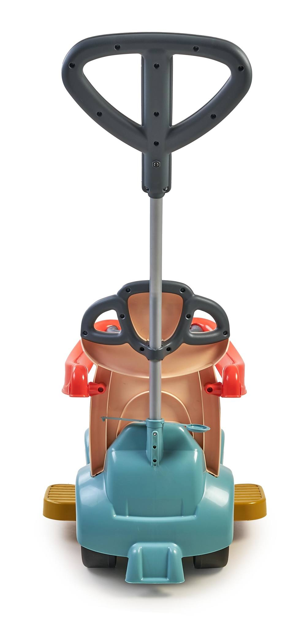 Un'auto a spinta per bambini, azzurra, rossa e beige. Ha un manico grigio e un sedile. Su sfondo bianco.