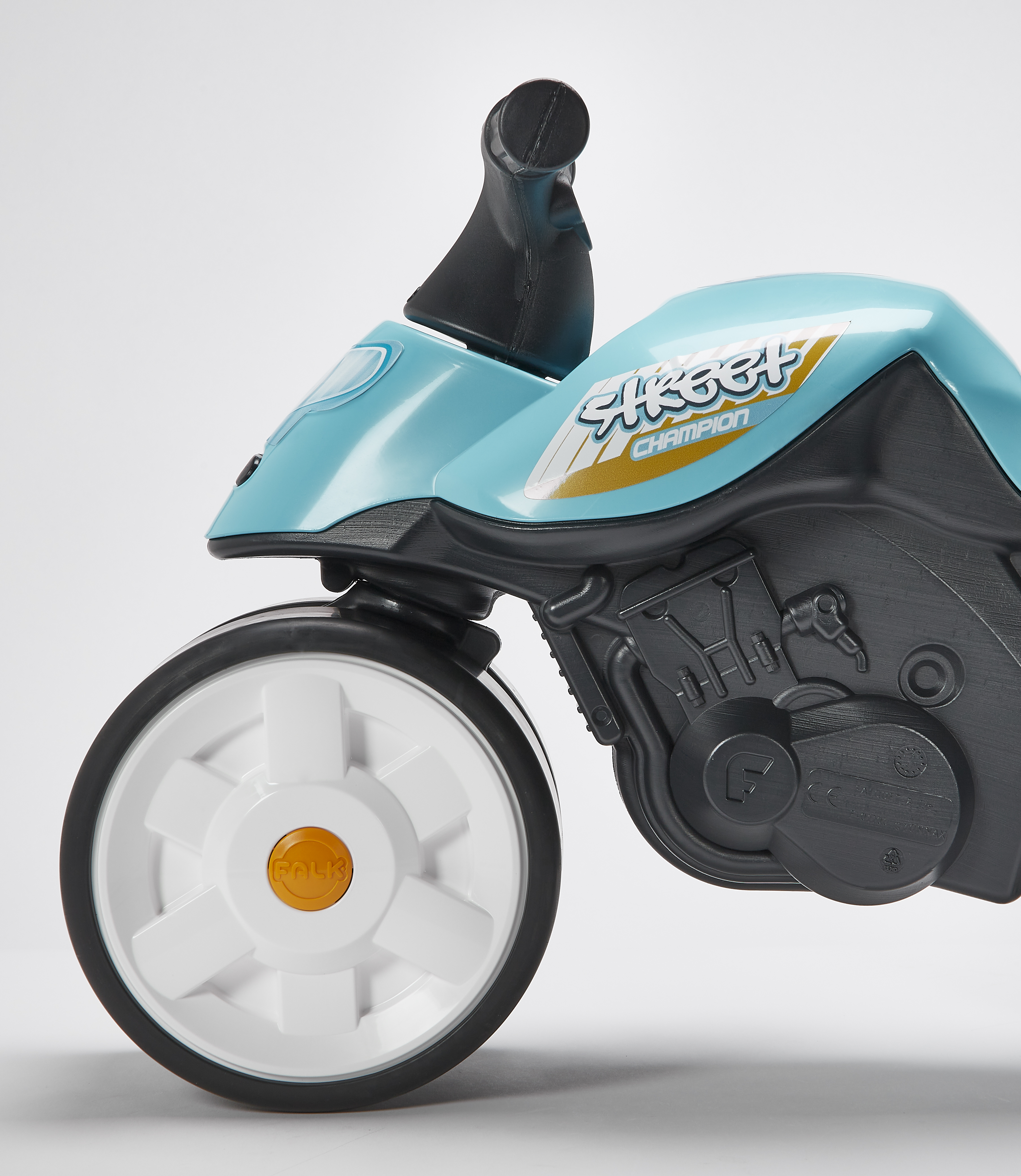 Una moto giocattolo blu e nera con ruote bianche su sfondo bianco. C'è scritto 'Street Champion'.