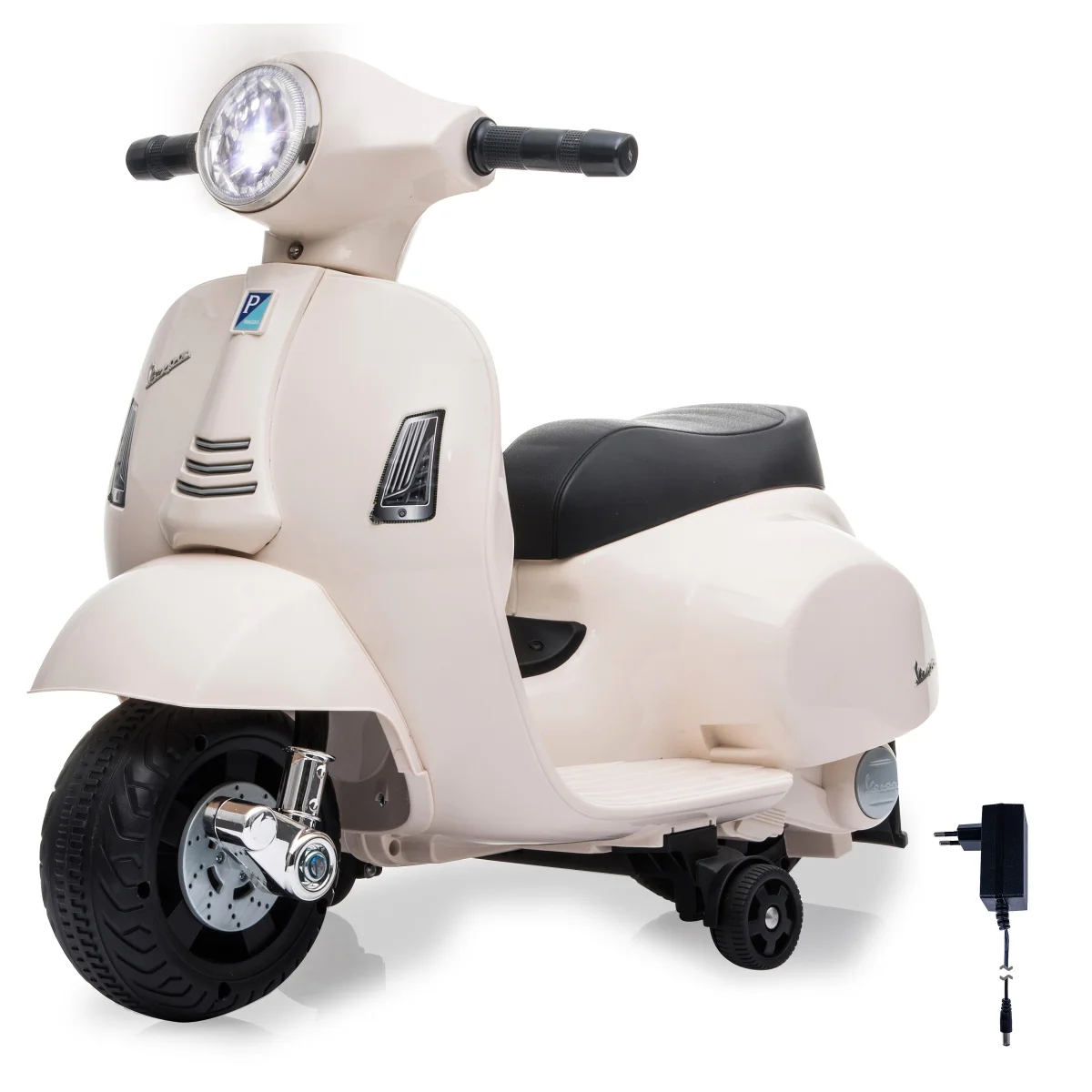 Cremefarbener Spielzeug-Vespa-Roller mit schwarzem Sitz und Reifen sowie einem Ladegerät. Der Scheinwerfer ist eingeschaltet.