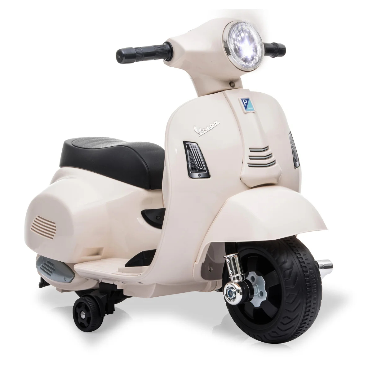 Cremefarbener Vespa-Spielzeugroller. Er hat einen schwarzen Sitz und Räder. Das Frontlicht ist an. Der Hintergrund ist weiß.
