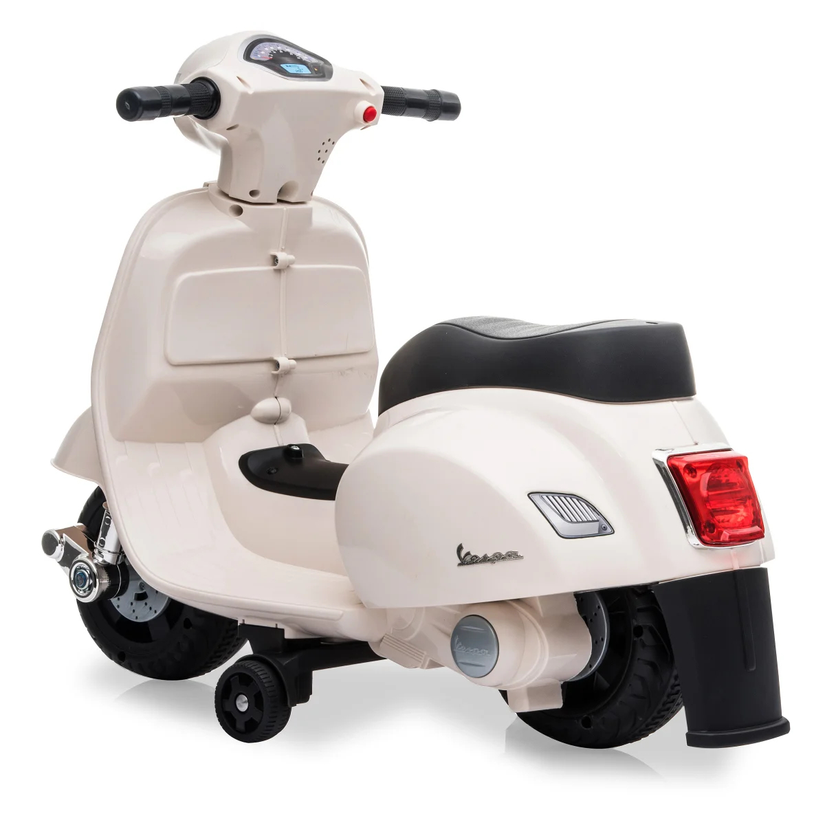 Cremefarbener Spielzeug-Vespa-Roller mit schwarzen Reifen und Sitz. Er hat einen Tacho, Scheinwerfer und Vespa-Logo. Auf weißem Hintergrund.