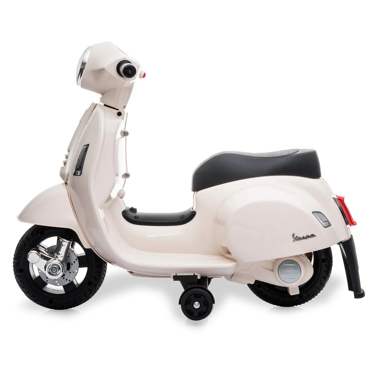 Ein cremefarbenes Vespa-Roller-Spielzeug, schwarzer Sitz und Räder, auf weißem Hintergrund. Es hat einen Scheinwerfer und ein Vespa-Logo.