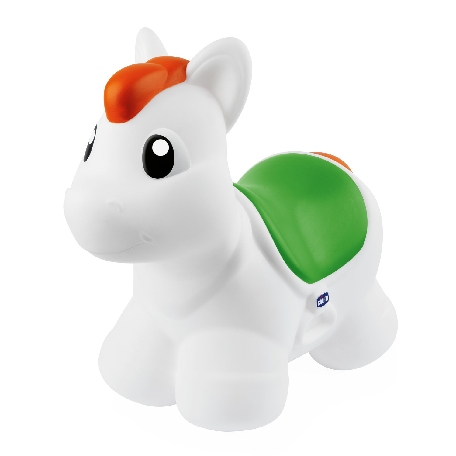 Un cavallo giocattolo di plastica bianca con criniera arancione e sella verde. È un giocattolo cavalcabile per bambini, con un logo Chicco.