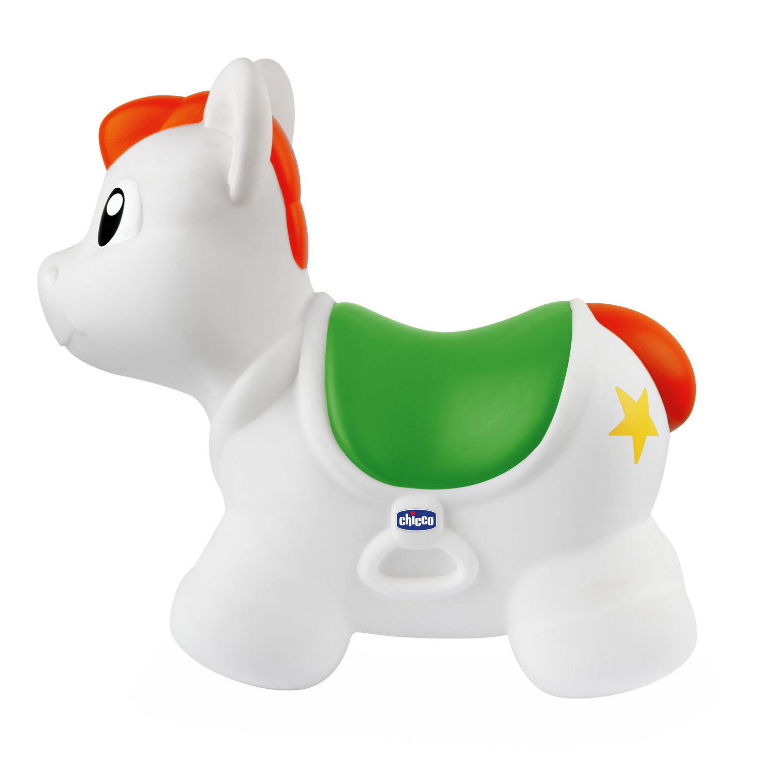 Un cavallo giocattolo bianco con sella verde e criniera arancione. Ha una stella gialla e il marchio Chicco.
