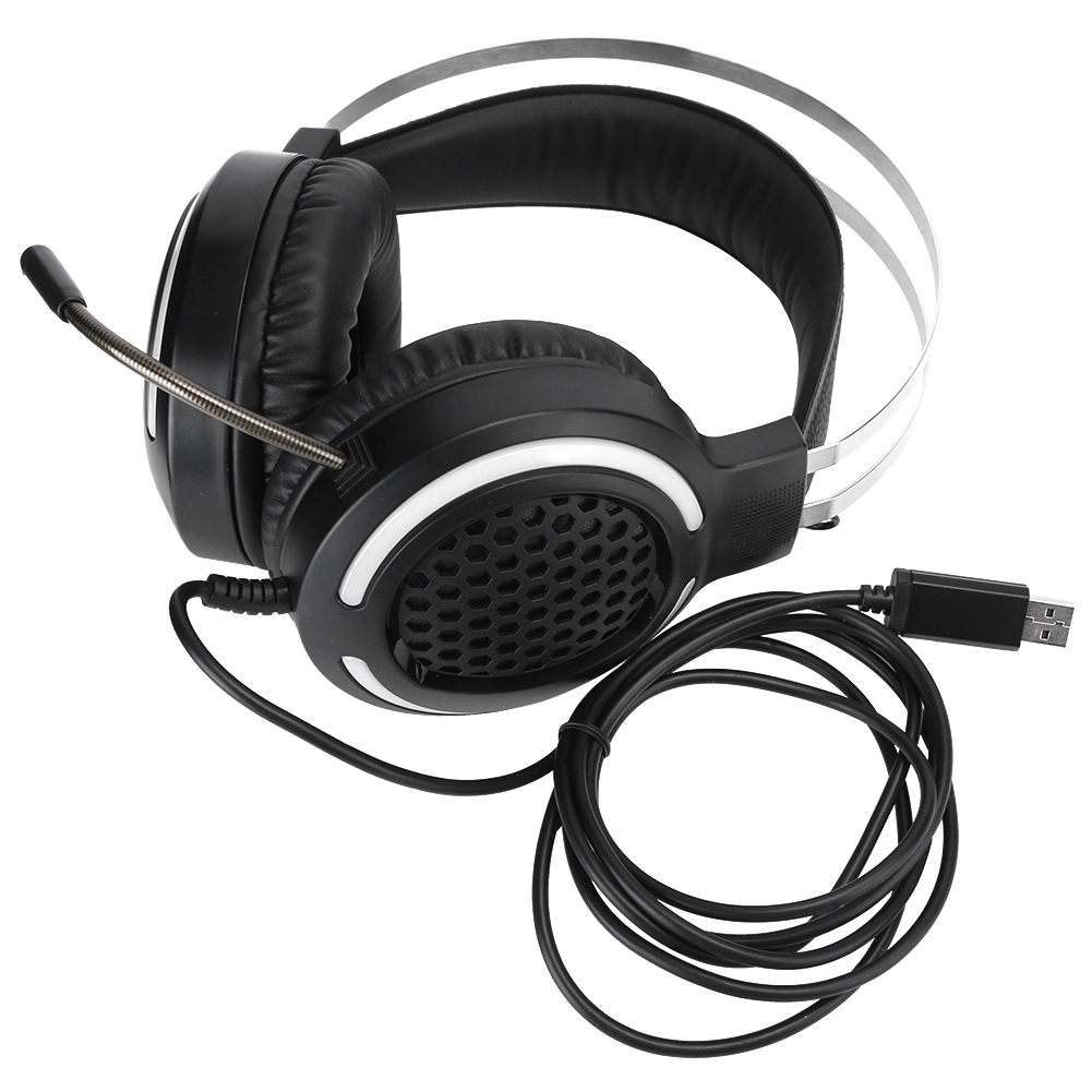 Schwarzes Gaming-Headset mit silbernem Bügel, Mikrofon und USB-Kabel, das auf einer weißen Oberfläche liegt.