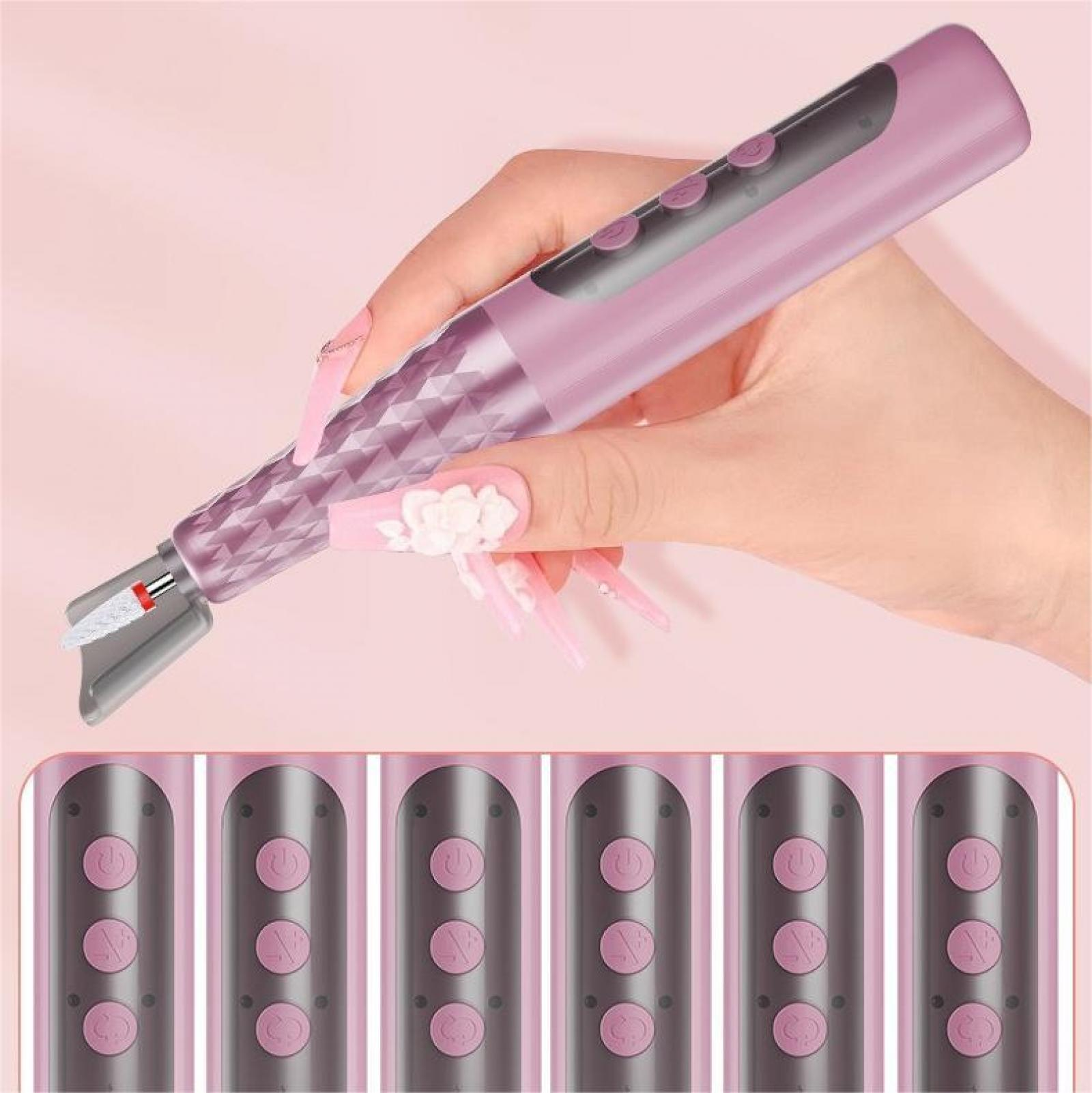 Eine Hand hält ein rosa Nagelwerkzeug vor einem rosa Hintergrund. Die Hand hat lange, dekorierte Nägel.