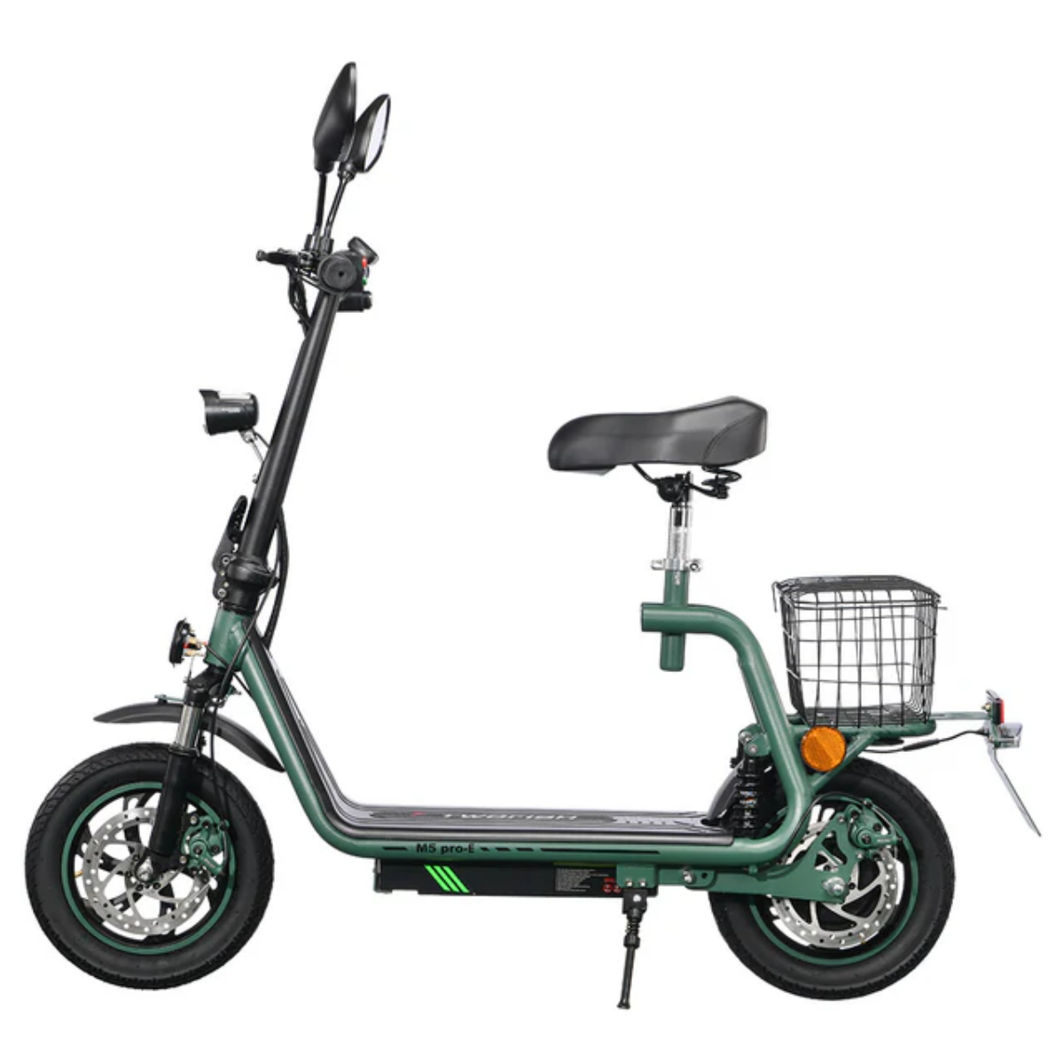 Zielona hulajnoga elektryczna z czarnym siedzeniem, koszem i lusterkami. Ma czarne opony i podpórkę. Tło jest białe.