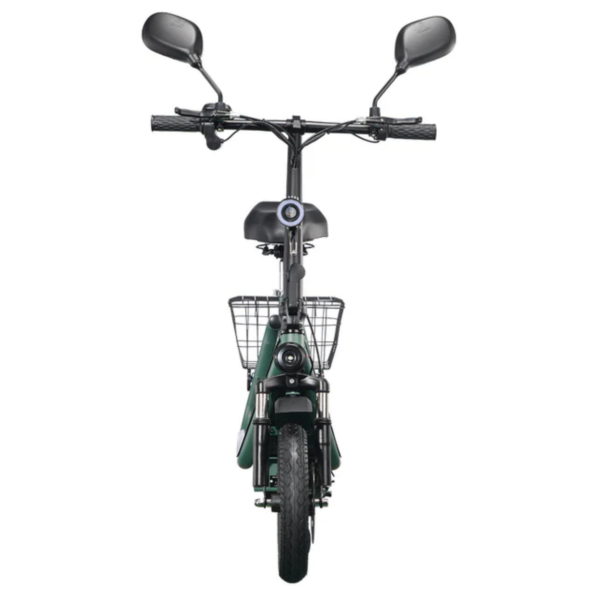 Widok z przodu ciemnozielonej hulajnogi elektrycznej. Ma dwa lusterka, koszyk, reflektor i czarną oponę. Tło jest białe.