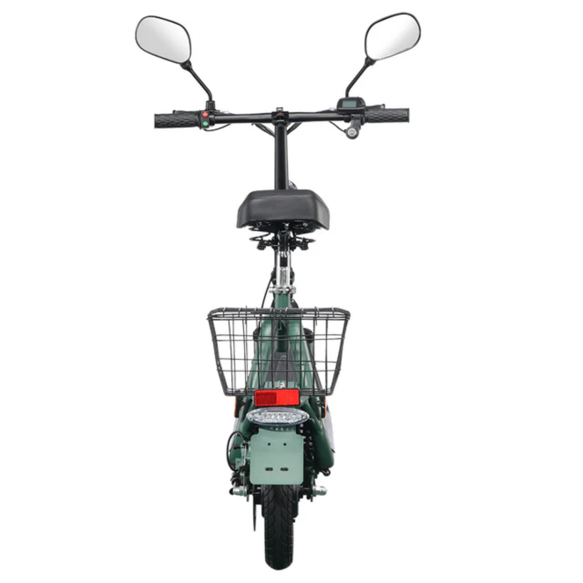 Zielony rower elektryczny jest wyśrodkowany. Ma kosz, lusterka i tylne światło. Tło jest białe.