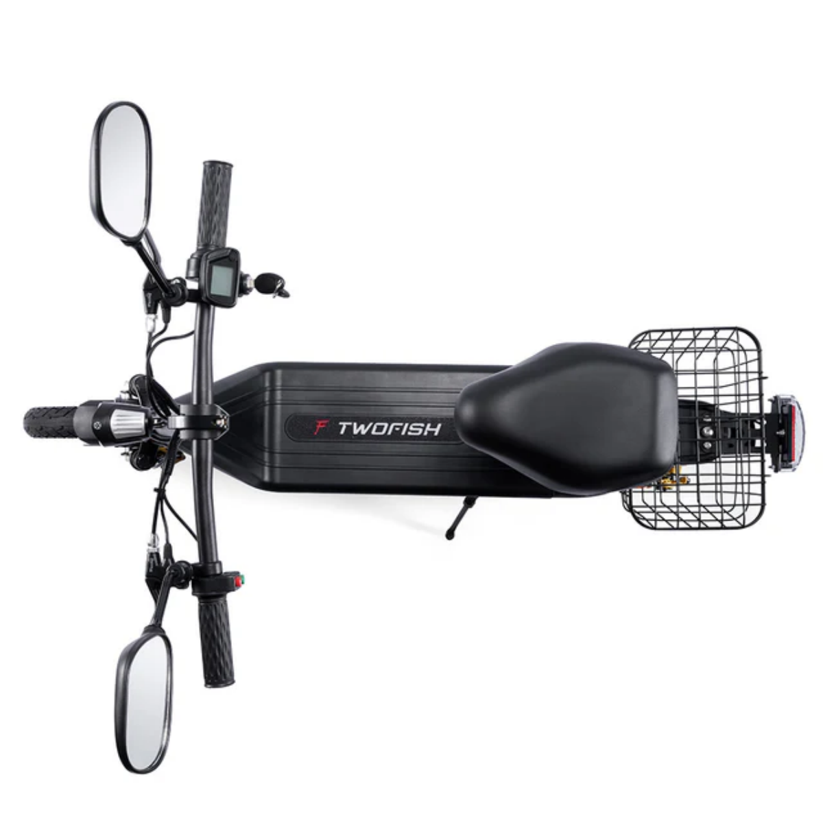 Widok z góry na czarną hulajnogę Twofish. Ma siedzenie, kosz, lusterka i kierownicę. Tło jest białe.