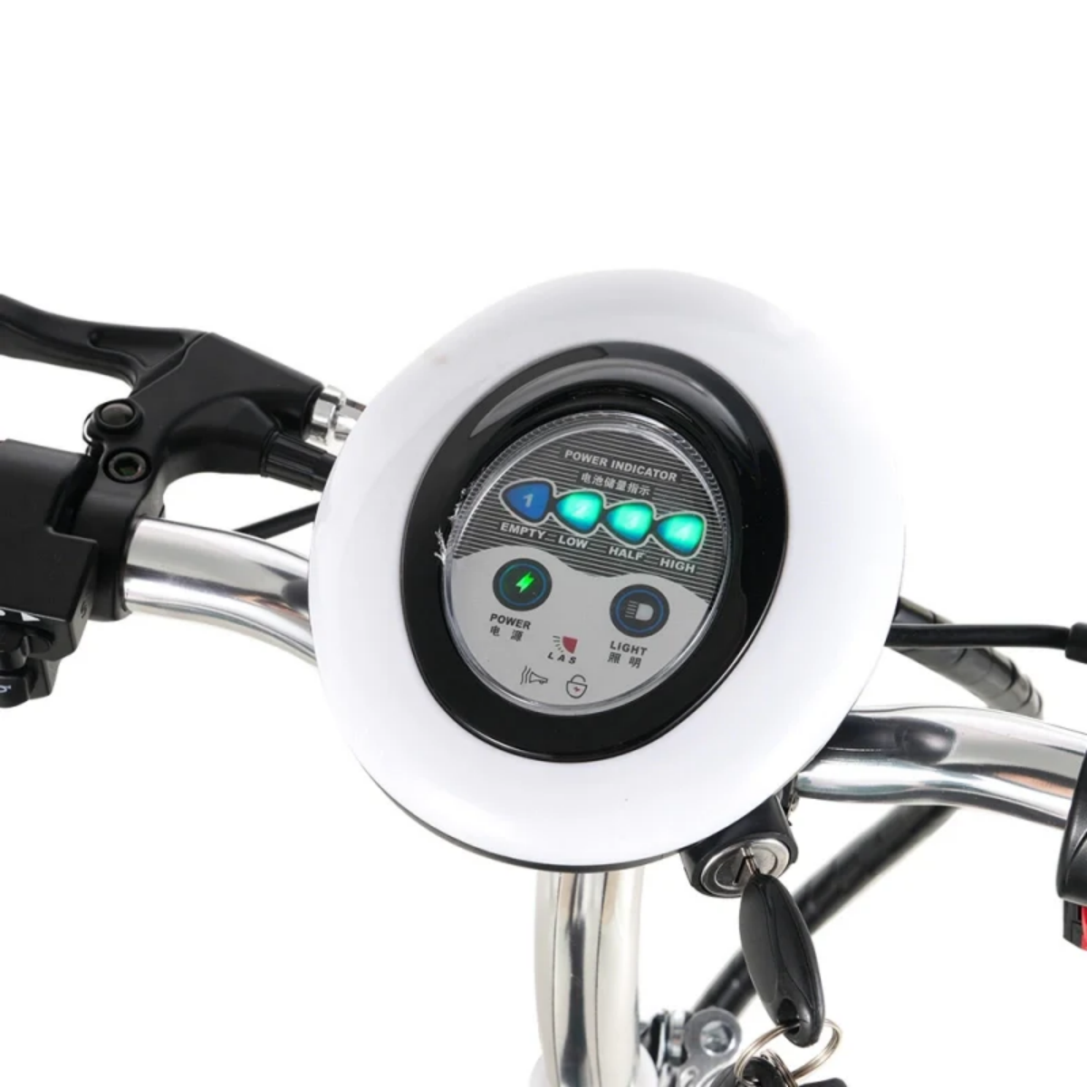 Zbliżenie deski rozdzielczej skutera ze wskaźnikami zasilania. Biały, okrągły wyświetlacz pokazuje poziom naładowania baterii i inne elementy sterujące.