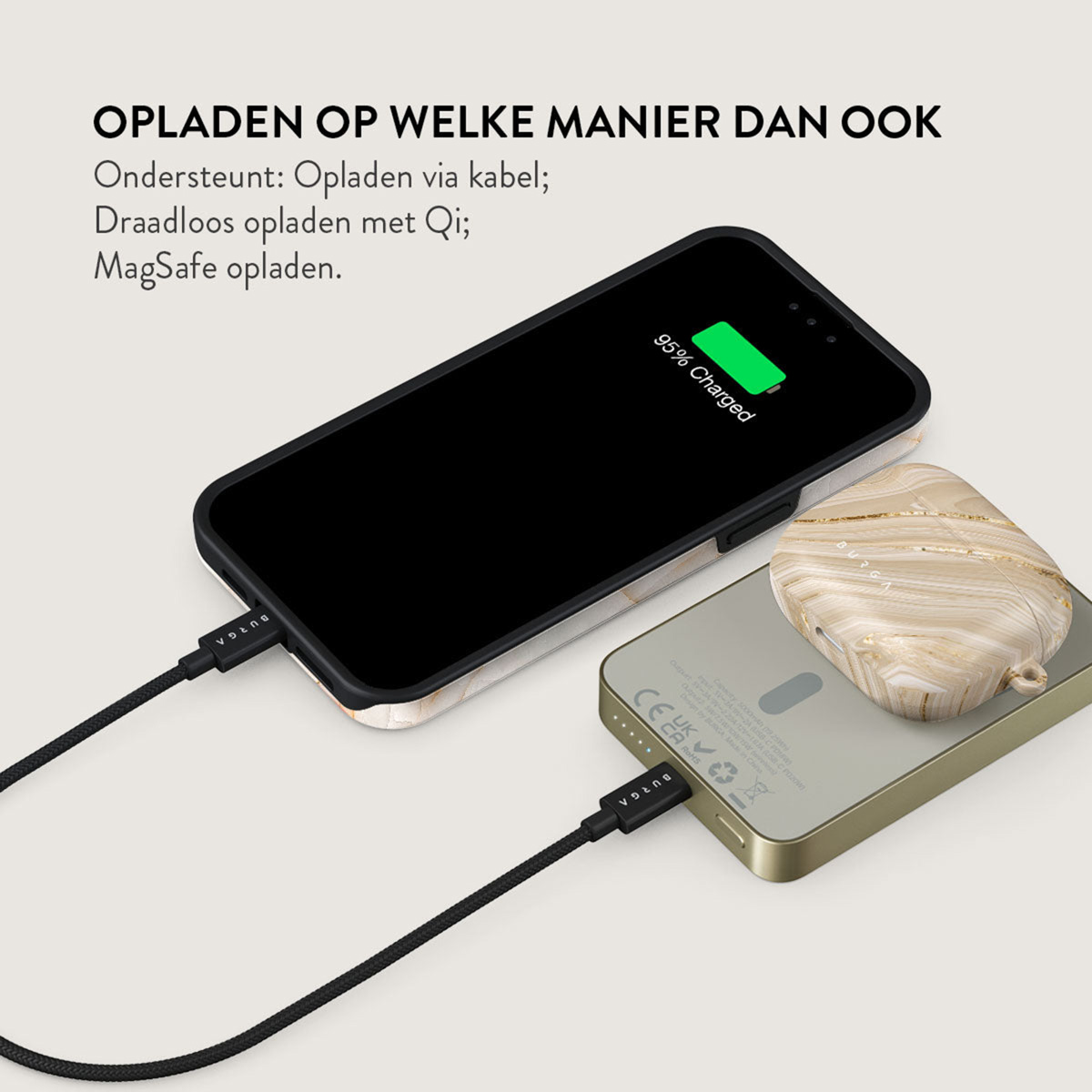 Un téléphone se charge par câble, affichant 95 % de charge. Un chargeur sans fil et un étui avec motif marbré sont également visibles.
