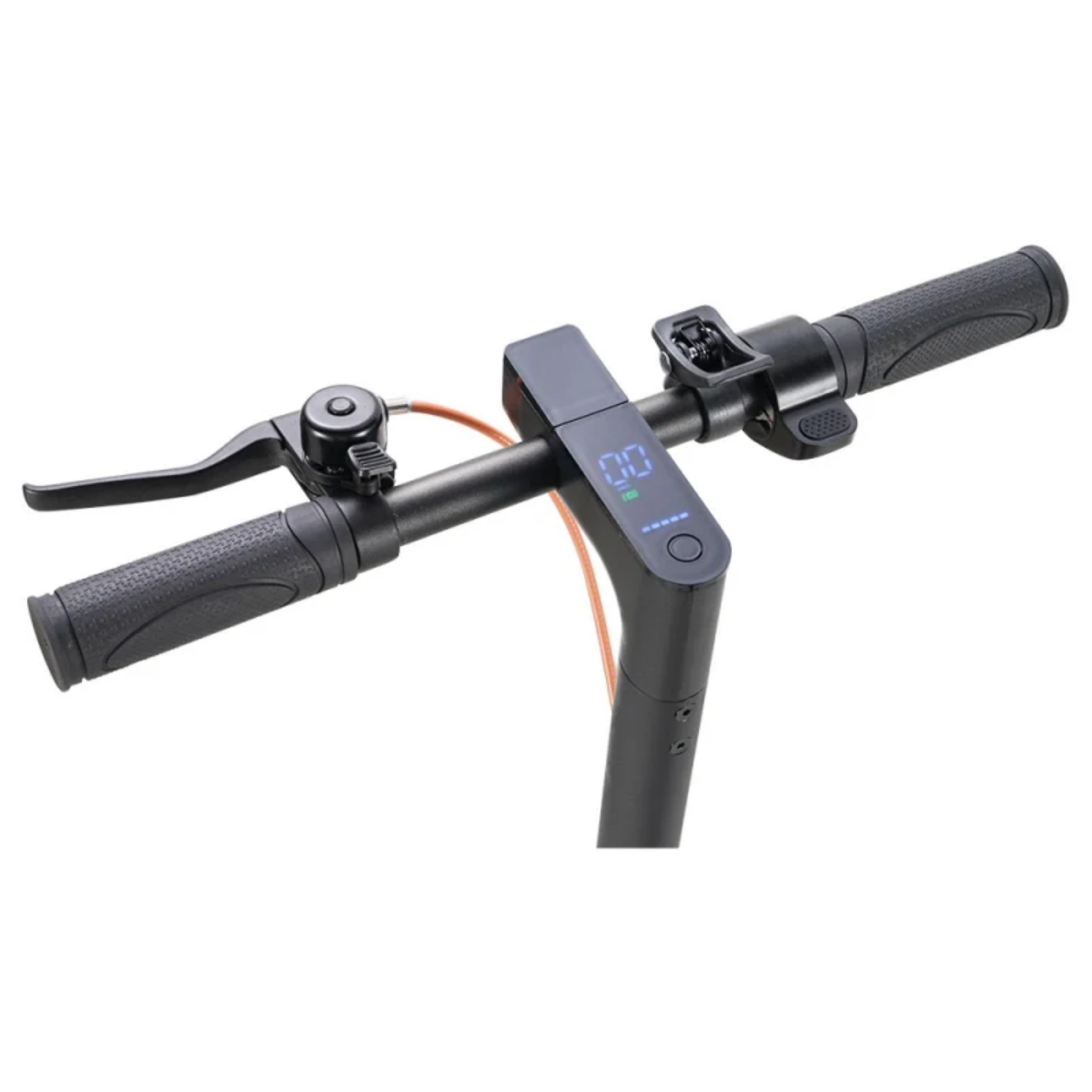 Zbliżenie kierownicy hulajnogi elektrycznej. Wyświetlacz cyfrowy z '00', czarne uchwyty, dźwignia hamulca i dzwonek. Pomarańczowy kabel.