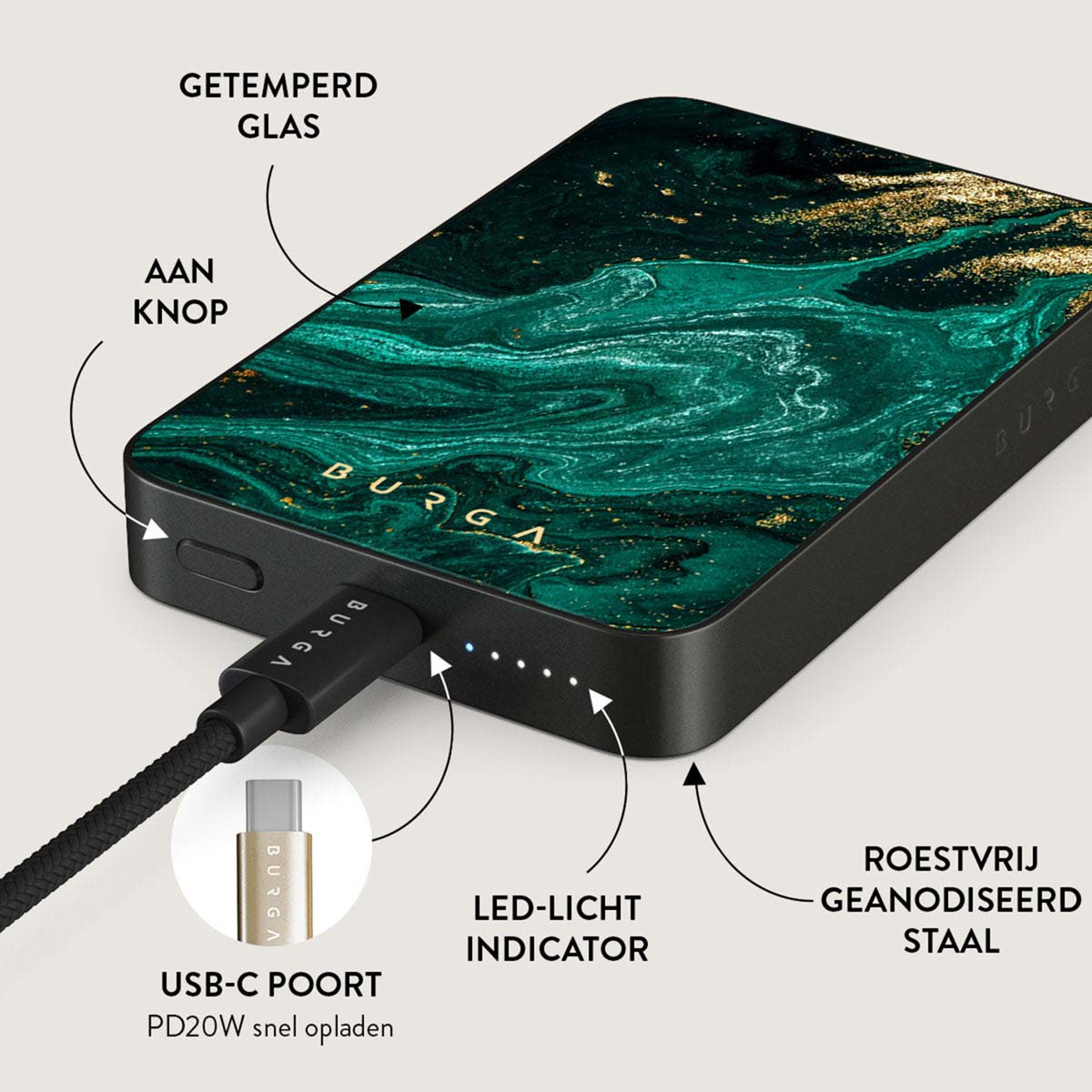 Une batterie externe noire avec un design vert et doré, connectée à un câble USB-C. Elle possède un bouton, un indicateur LED et des composants en acier.