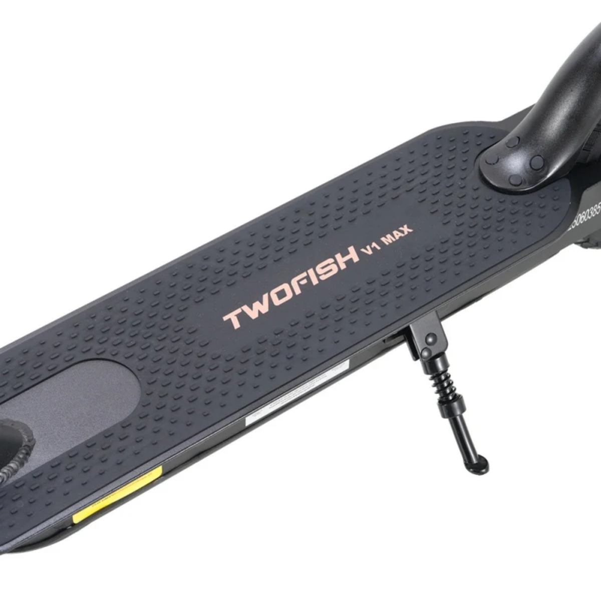 Czarny pokład hulajnogi Twofish V1 Max, teksturowana powierzchnia. Rozłożona podpórka. Nazwa marki w kolorze miedzi. Tło białe.